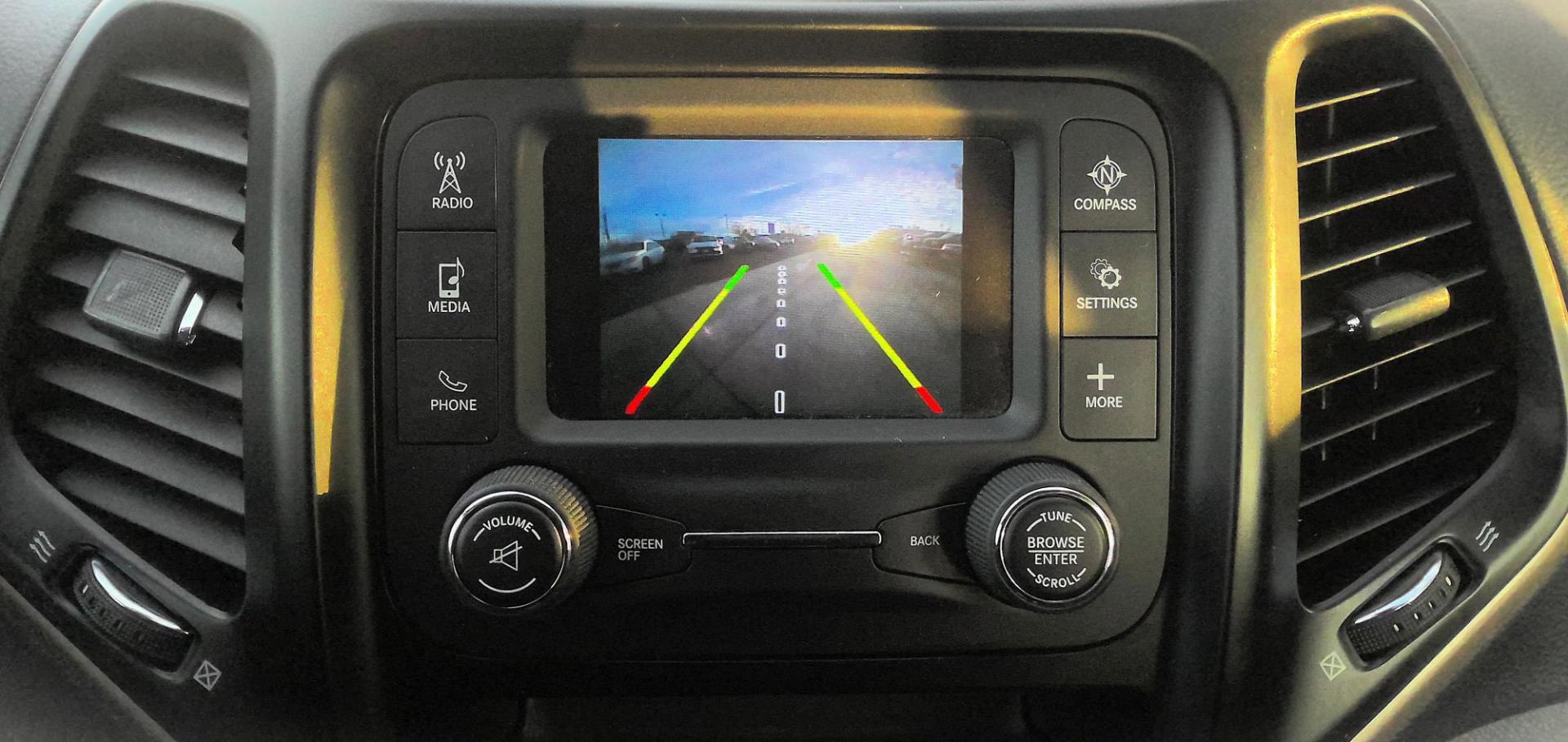 2018 SILVER Jeep Cherokee Latitude 4WD (1C4PJMCB7JD) with an 2.4L L4 DOHC 16V engine, 9A transmission, located at 502 S. Riverside Avenue, Medford, OR, 97501, (541) 773-3136, 42.322803, -122.867477 - Photo#9