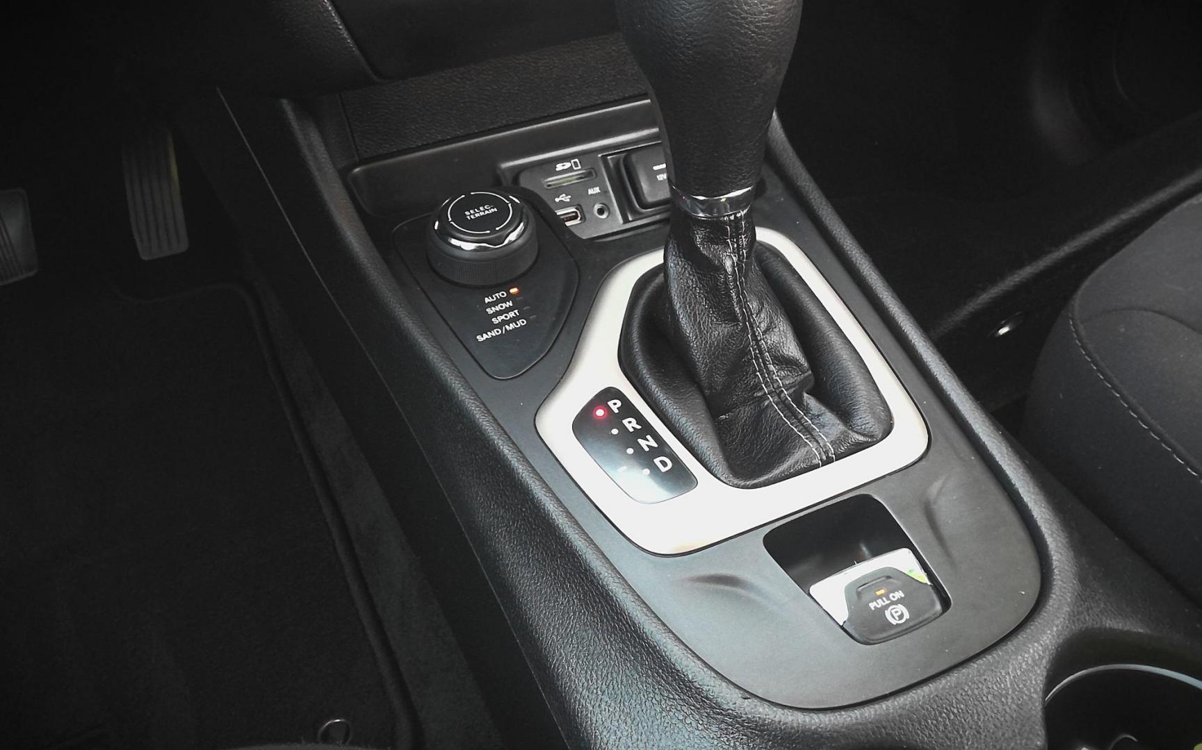 2018 SILVER Jeep Cherokee Latitude 4WD (1C4PJMCB7JD) with an 2.4L L4 DOHC 16V engine, 9A transmission, located at 502 S. Riverside Avenue, Medford, OR, 97501, (541) 773-3136, 42.322803, -122.867477 - Photo#10