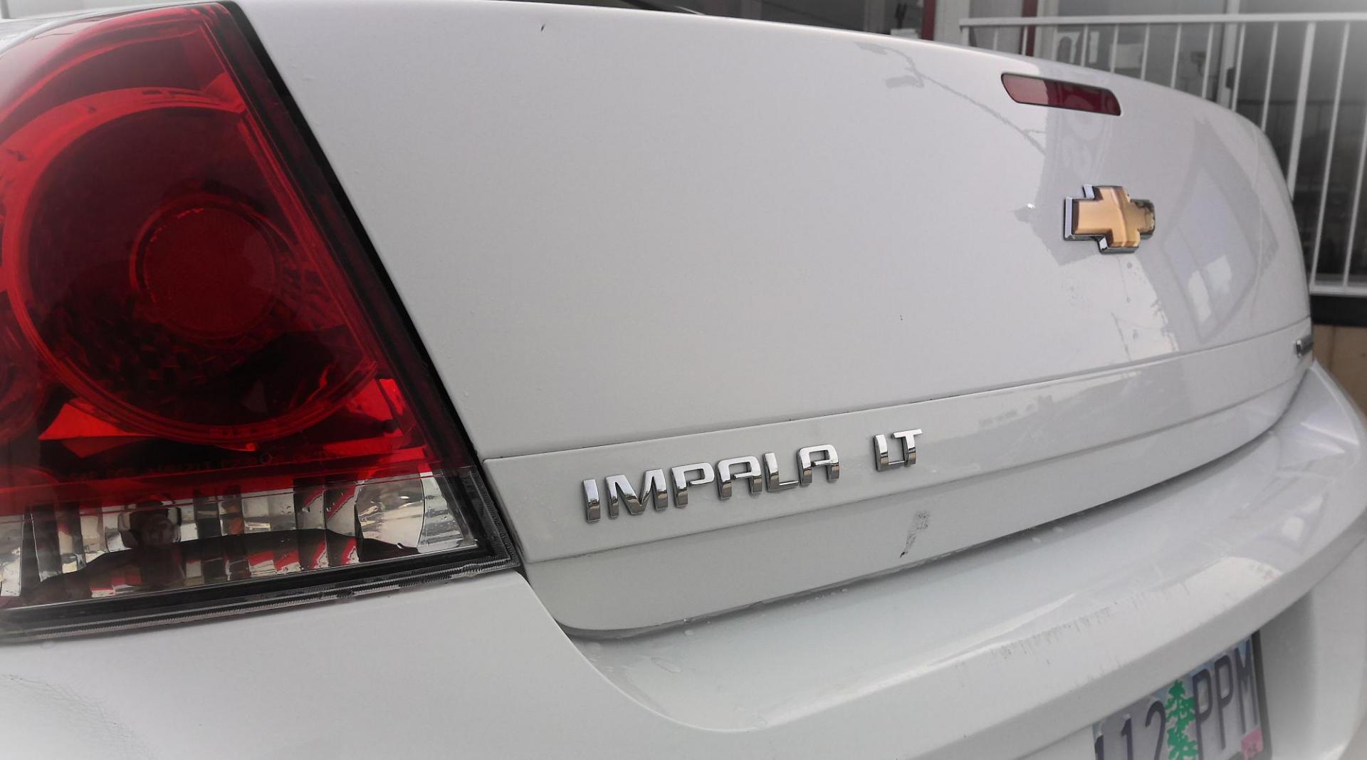 2015 WHITE Chevrolet Impala Limited LT (2G1WB5E34F1) with an 3.6L V6 DOHC 16V FFV engine, 6-Speed Automatic transmission, located at 502 S. Riverside Avenue, Medford, OR, 97501, (541) 773-3136, 42.322803, -122.867477 - Photo#3