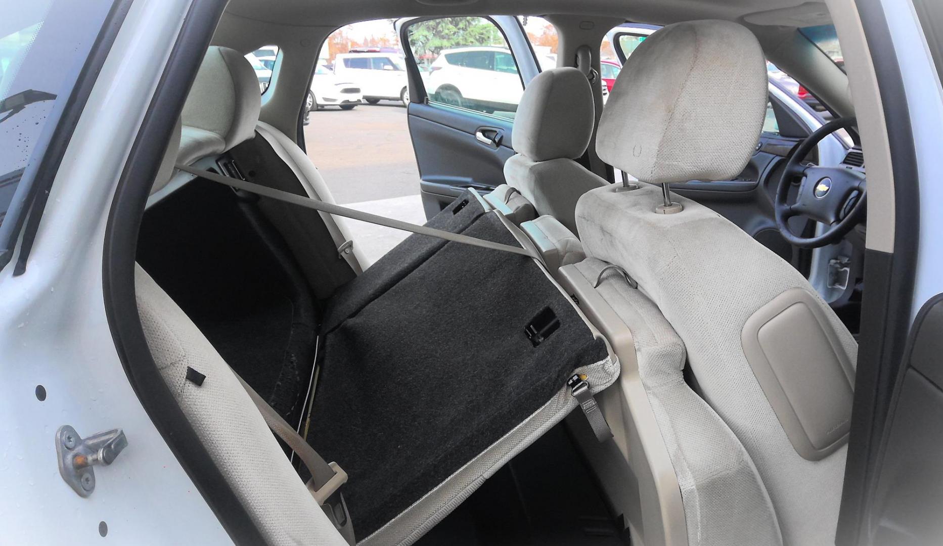 2015 WHITE Chevrolet Impala Limited LT (2G1WB5E34F1) with an 3.6L V6 DOHC 16V FFV engine, 6-Speed Automatic transmission, located at 502 S. Riverside Avenue, Medford, OR, 97501, (541) 773-3136, 42.322803, -122.867477 - Photo#7