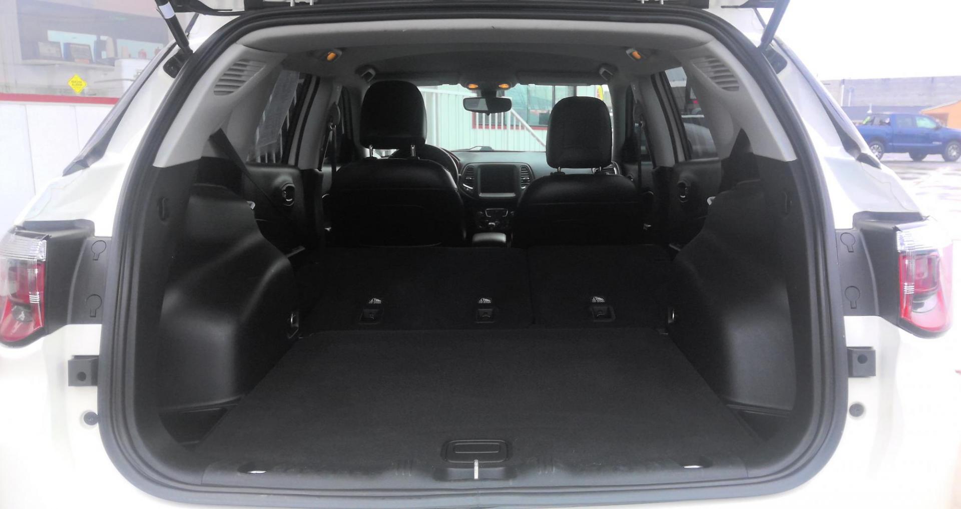 2019 WHITE Jeep Compass Trailhawk 4WD (3C4NJDDBXKT) with an 2.4L L4 DOHC 16V engine, 9A transmission, located at 502 S. Riverside Avenue, Medford, OR, 97501, (541) 773-3136, 42.322803, -122.867477 - Photo#6