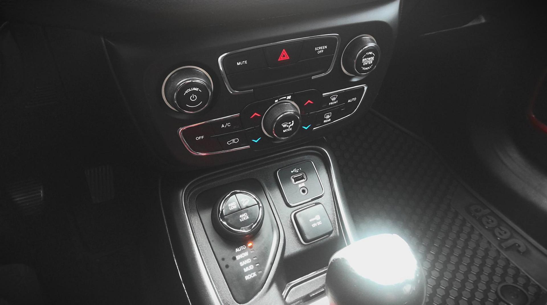 2019 WHITE Jeep Compass Trailhawk 4WD (3C4NJDDBXKT) with an 2.4L L4 DOHC 16V engine, 9A transmission, located at 502 S. Riverside Avenue, Medford, OR, 97501, (541) 773-3136, 42.322803, -122.867477 - Photo#12