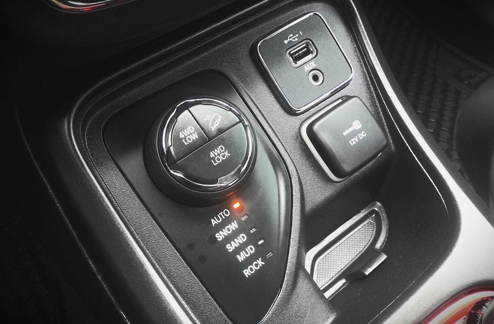 2019 WHITE Jeep Compass Trailhawk 4WD (3C4NJDDBXKT) with an 2.4L L4 DOHC 16V engine, 9A transmission, located at 502 S. Riverside Avenue, Medford, OR, 97501, (541) 773-3136, 42.322803, -122.867477 - Photo#13