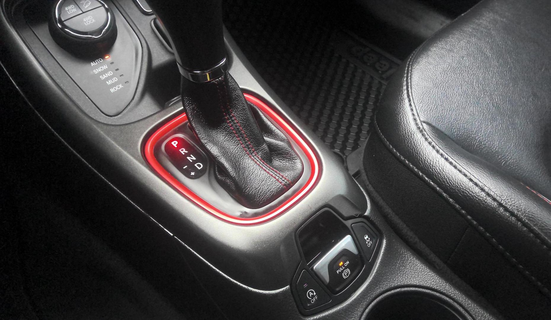 2019 WHITE Jeep Compass Trailhawk 4WD (3C4NJDDBXKT) with an 2.4L L4 DOHC 16V engine, 9A transmission, located at 502 S. Riverside Avenue, Medford, OR, 97501, (541) 773-3136, 42.322803, -122.867477 - Photo#14