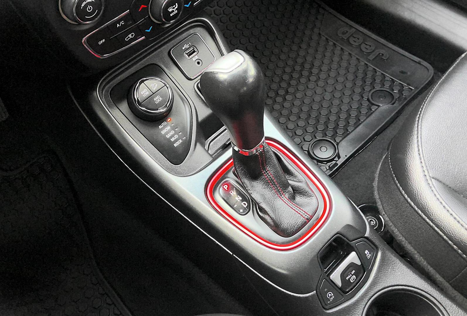 2019 WHITE Jeep Compass Trailhawk 4WD (3C4NJDDBXKT) with an 2.4L L4 DOHC 16V engine, 9A transmission, located at 502 S. Riverside Avenue, Medford, OR, 97501, (541) 773-3136, 42.322803, -122.867477 - Photo#13