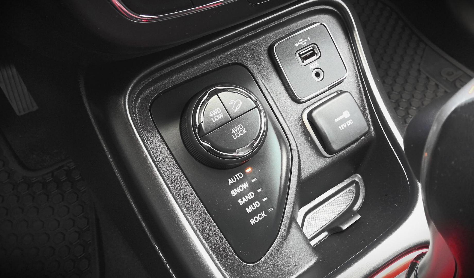 2019 WHITE Jeep Compass Trailhawk 4WD (3C4NJDDBXKT) with an 2.4L L4 DOHC 16V engine, 9A transmission, located at 502 S. Riverside Avenue, Medford, OR, 97501, (541) 773-3136, 42.322803, -122.867477 - Photo#14