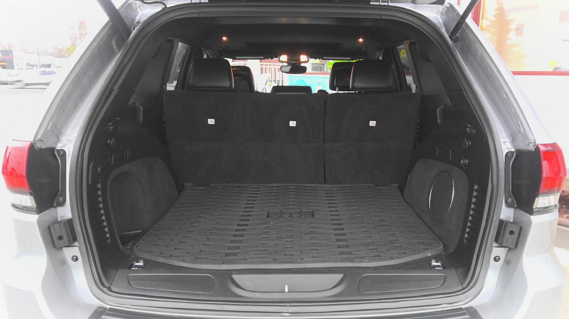 2019 SILVER Jeep Grand Cherokee Laredo 4WD (1C4RJFAG1KC) with an 3.6L V6 DOHC 24V engine, 8A transmission, located at 502 S. Riverside Avenue, Medford, OR, 97501, (541) 773-3136, 42.322803, -122.867477 - Photo#4