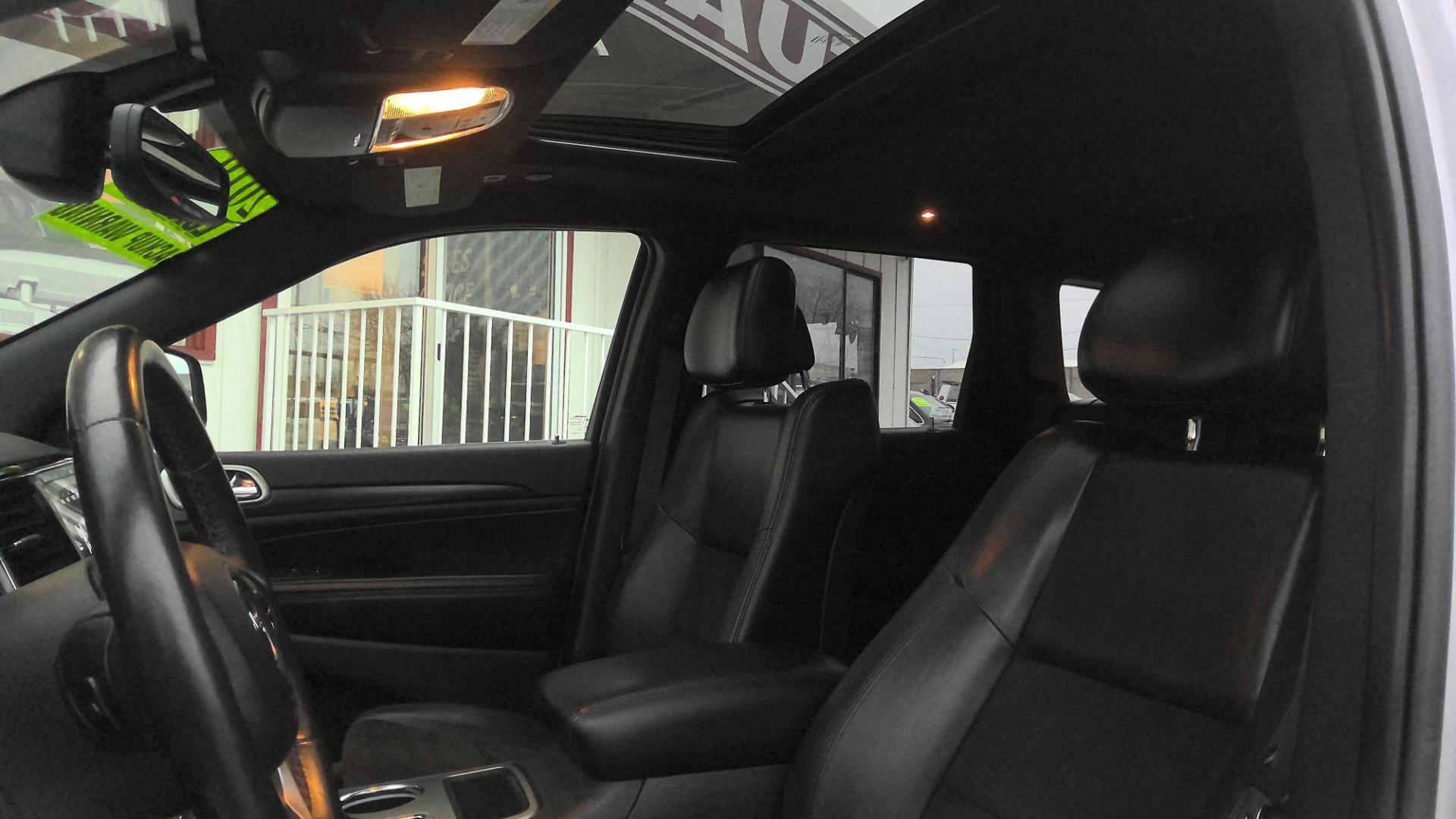 2019 SILVER Jeep Grand Cherokee Laredo 4WD (1C4RJFAG1KC) with an 3.6L V6 DOHC 24V engine, 8A transmission, located at 502 S. Riverside Avenue, Medford, OR, 97501, (541) 773-3136, 42.322803, -122.867477 - Photo#9