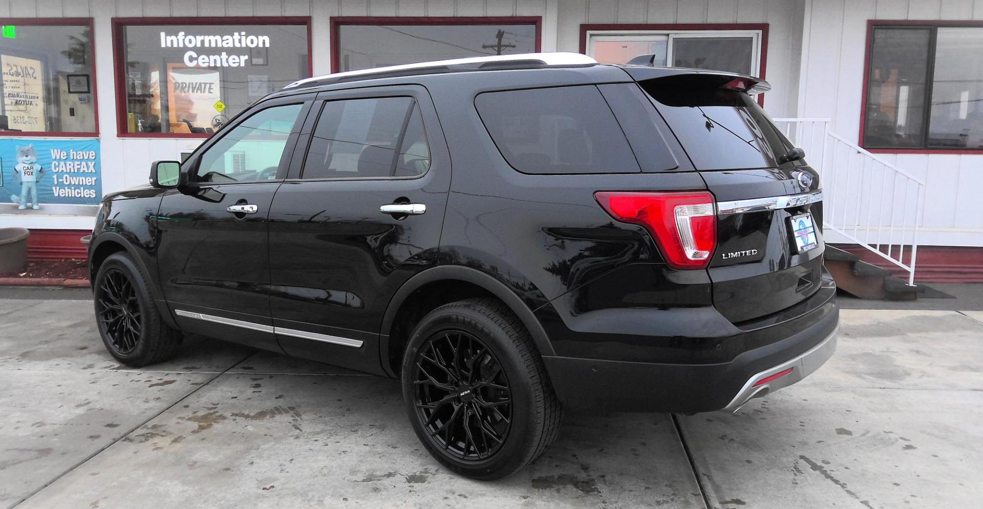 2017 BLACK Ford Explorer Limited 4WD (1FM5K8F87HG) with an 3.5L V6 DOHC 24V engine, 6A transmission, located at 502 S. Riverside Avenue, Medford, OR, 97501, (541) 773-3136, 42.322803, -122.867477 - Photo#2