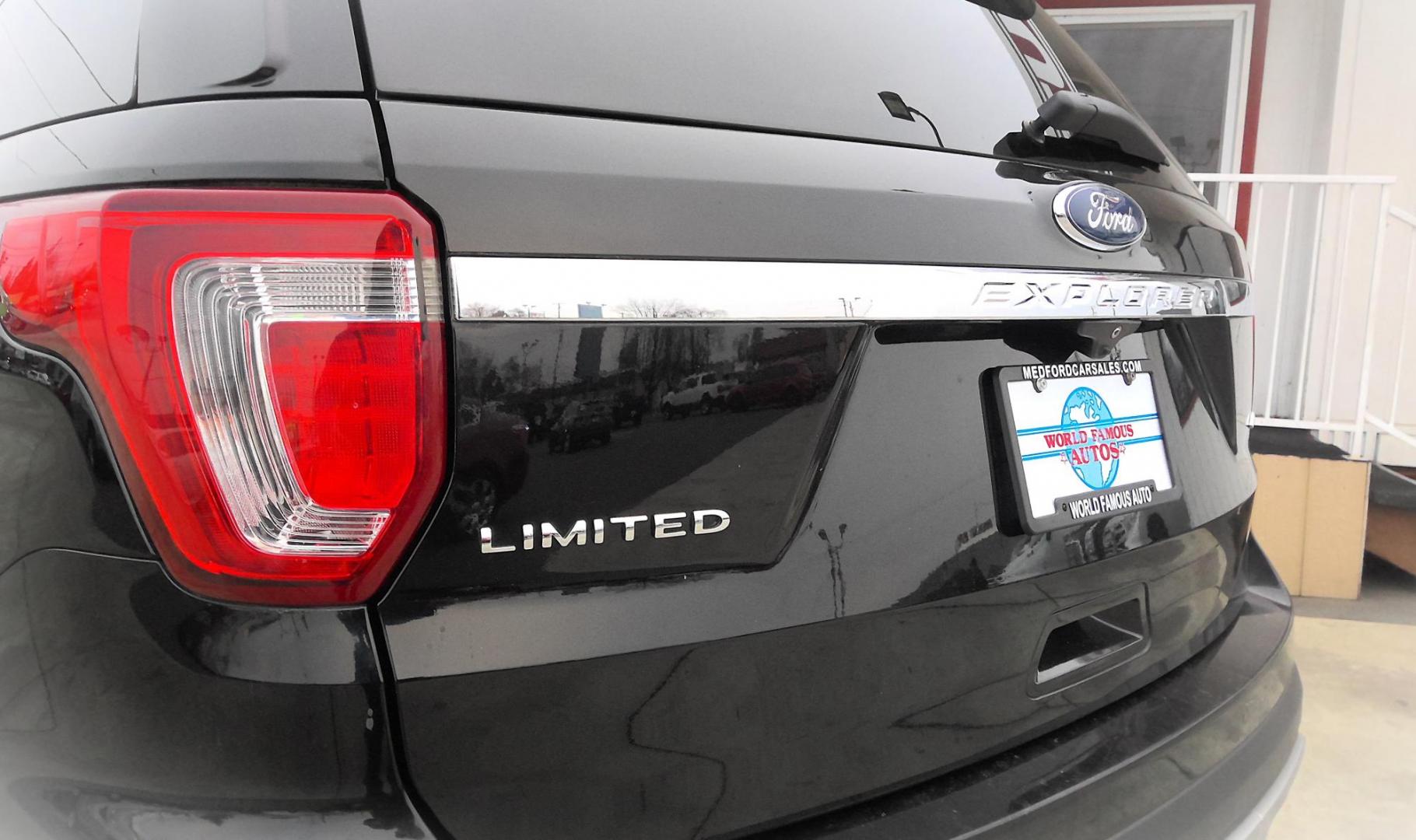 2017 BLACK Ford Explorer Limited 4WD (1FM5K8F87HG) with an 3.5L V6 DOHC 24V engine, 6A transmission, located at 502 S. Riverside Avenue, Medford, OR, 97501, (541) 773-3136, 42.322803, -122.867477 - Photo#3