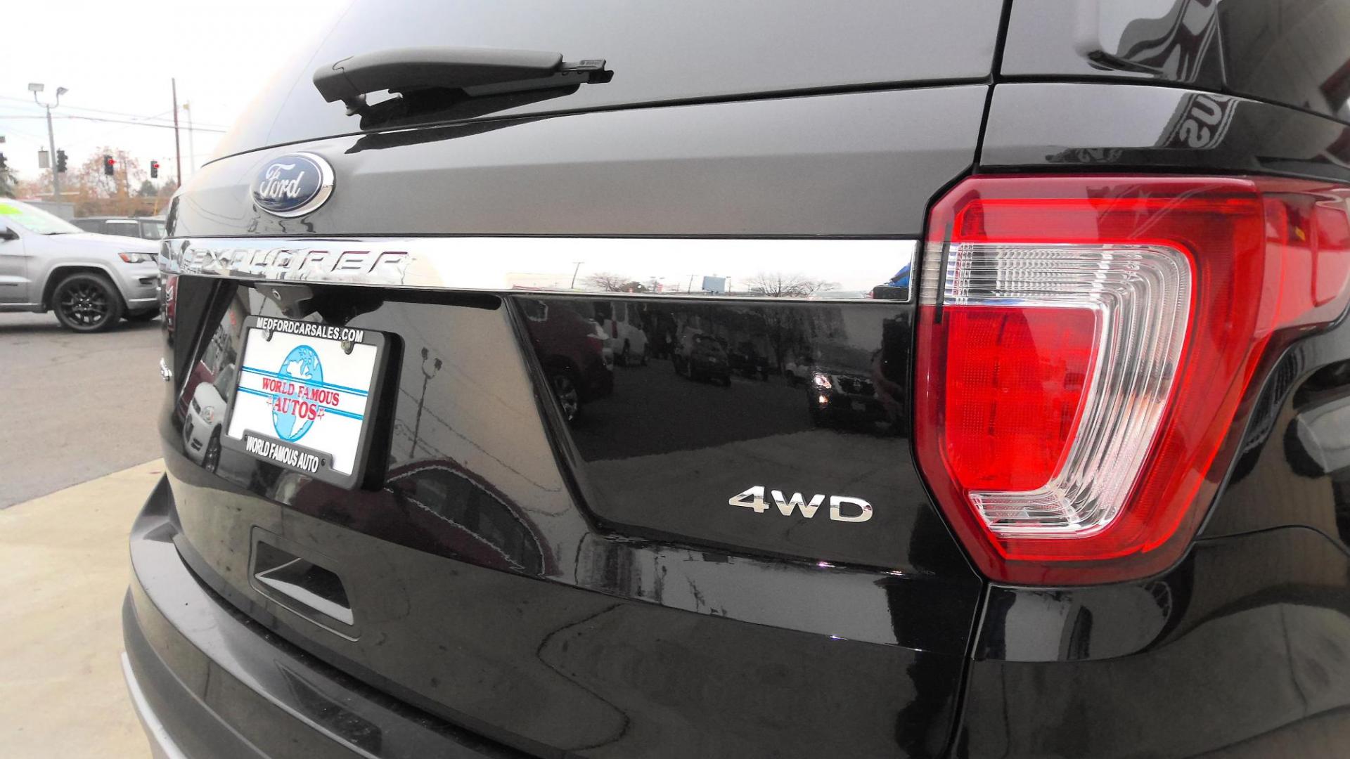 2017 BLACK Ford Explorer Limited 4WD (1FM5K8F87HG) with an 3.5L V6 DOHC 24V engine, 6A transmission, located at 502 S. Riverside Avenue, Medford, OR, 97501, (541) 773-3136, 42.322803, -122.867477 - Photo#4