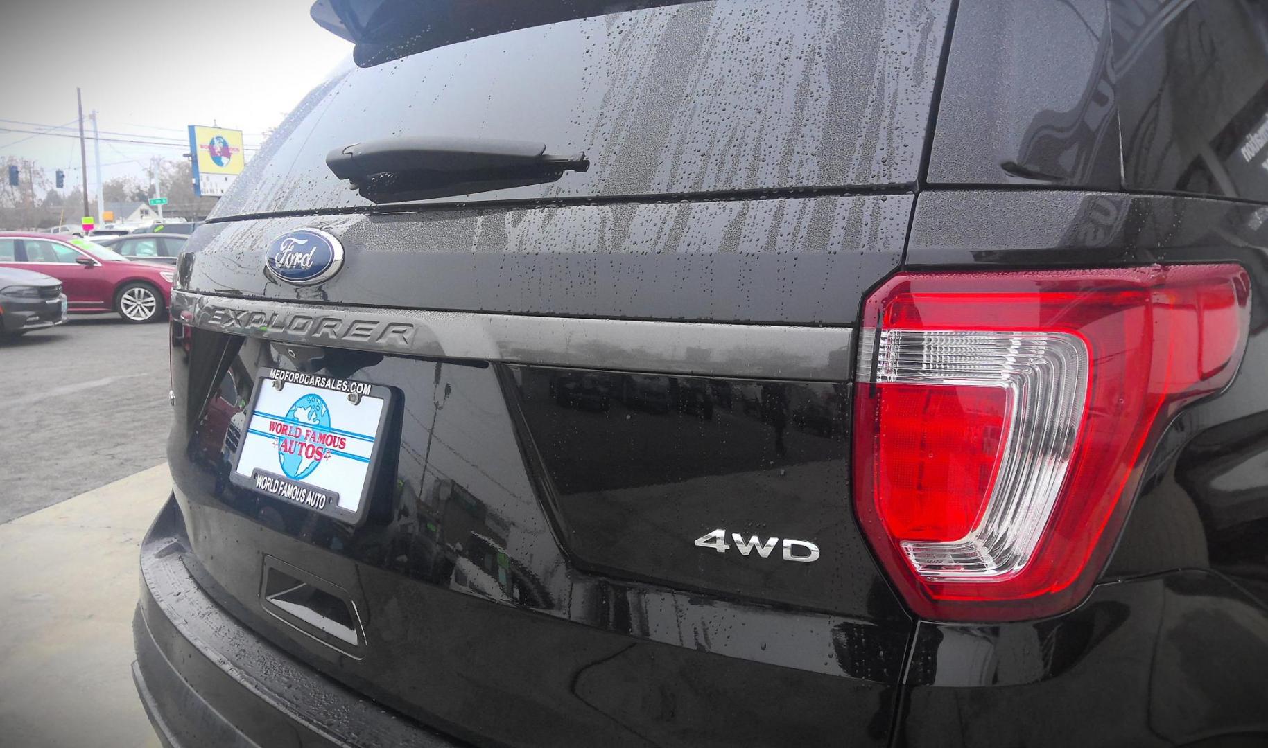 2017 BLACK Ford Explorer XLT 4WD (1FM5K8D83HG) with an 3.5L V6 DOHC 24V engine, 6A transmission, located at 502 S. Riverside Avenue, Medford, OR, 97501, (541) 773-3136, 42.322803, -122.867477 - Photo#4