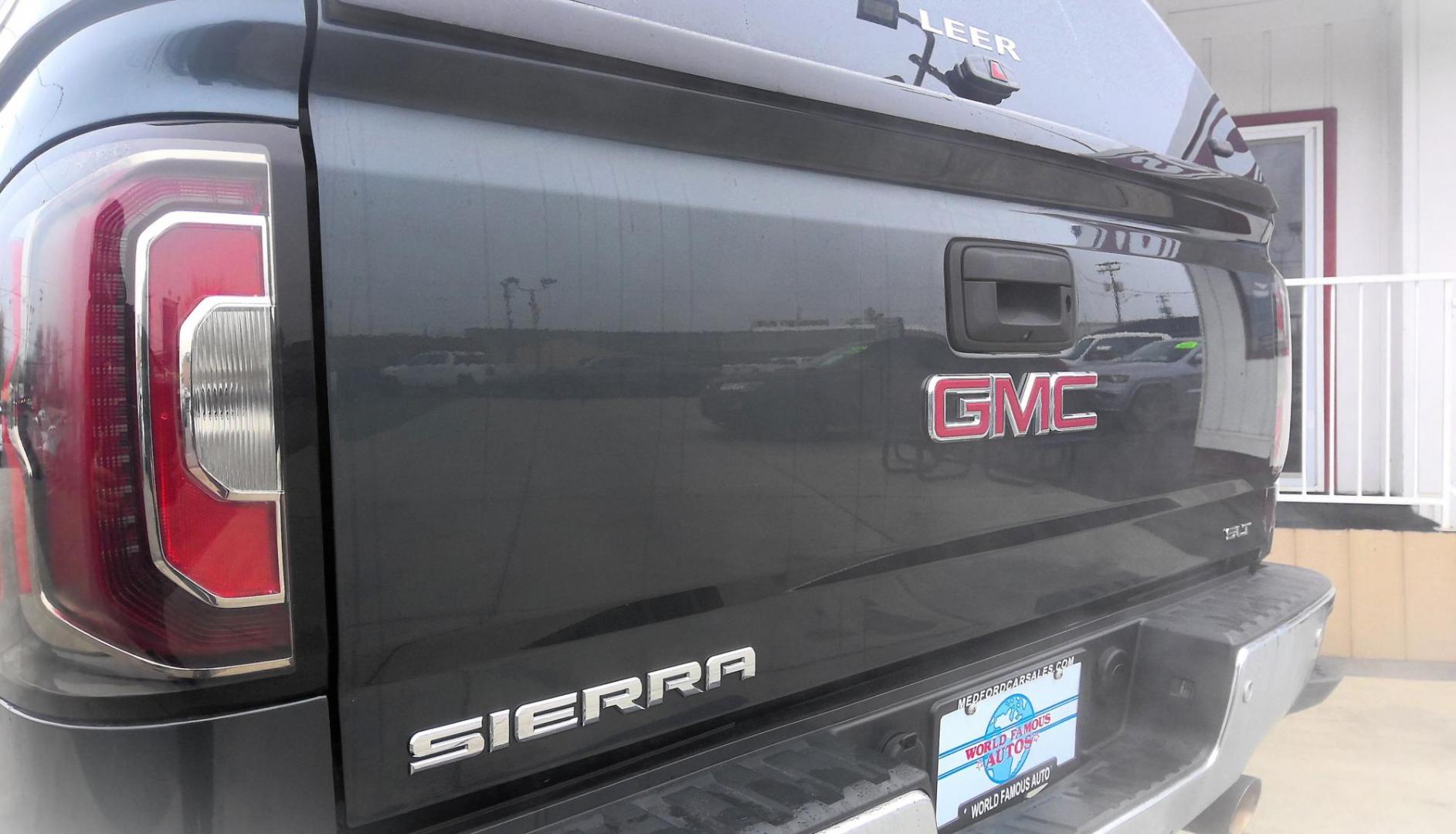 2017 GRAY GMC Sierra 1500 SLT Crew Cab Long Box 4WD (3GTU2NEC0HG) with an 5.3L V8 OHV 16V engine, 6A transmission, located at 502 S. Riverside Avenue, Medford, OR, 97501, (541) 773-3136, 42.322803, -122.867477 - Photo#3