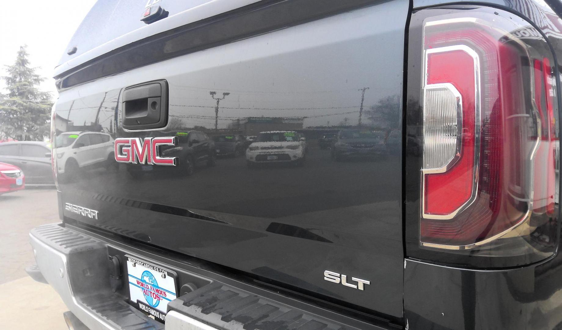 2017 GRAY GMC Sierra 1500 SLT Crew Cab Long Box 4WD (3GTU2NEC0HG) with an 5.3L V8 OHV 16V engine, 6A transmission, located at 502 S. Riverside Avenue, Medford, OR, 97501, (541) 773-3136, 42.322803, -122.867477 - Photo#4