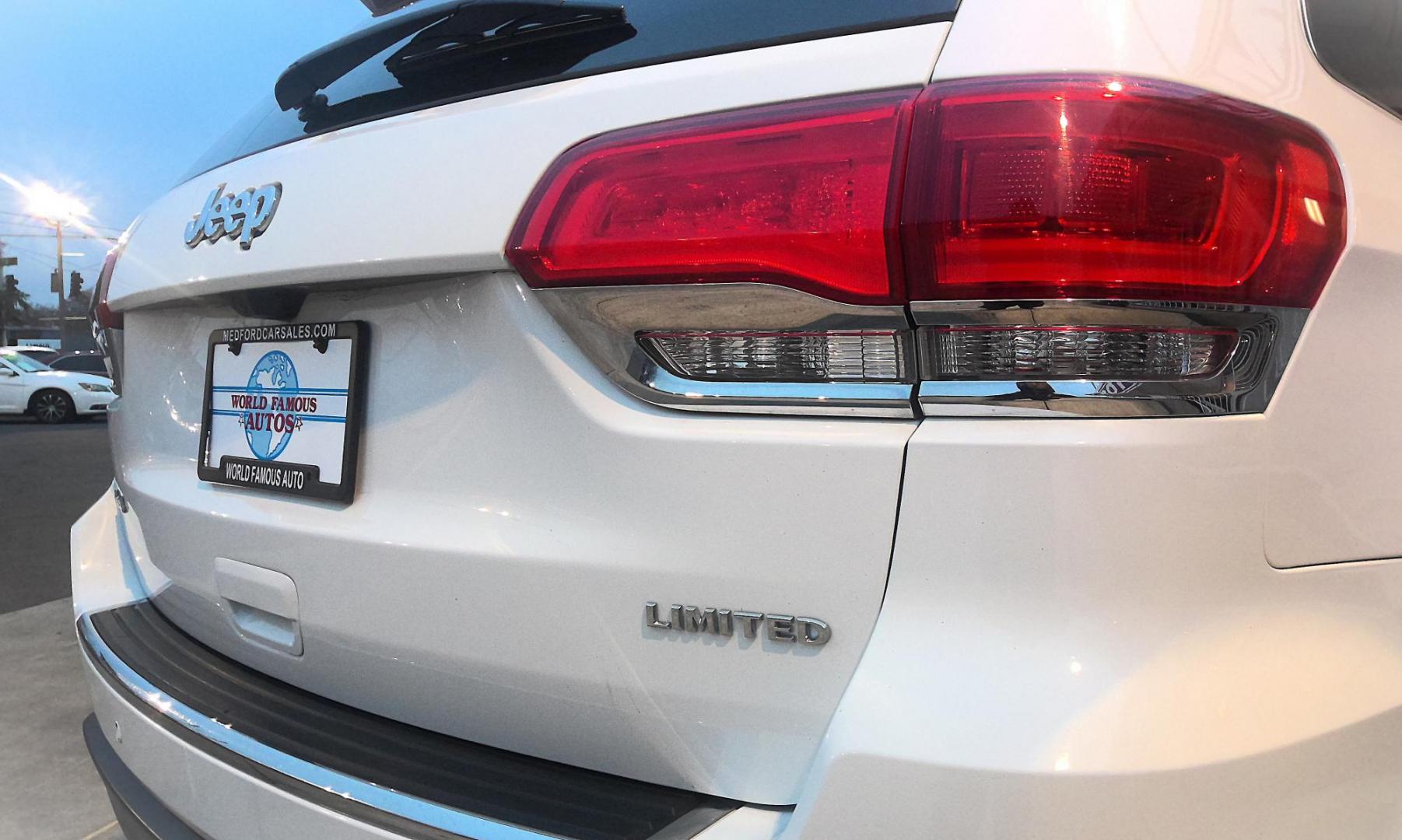 2019 WHITE Jeep Grand Cherokee Limited 4WD (1C4RJFBGXKC) with an 3.6L V6 DOHC 24V engine, 8A transmission, located at 502 S. Riverside Avenue, Medford, OR, 97501, (541) 773-3136, 42.322803, -122.867477 - Photo#4