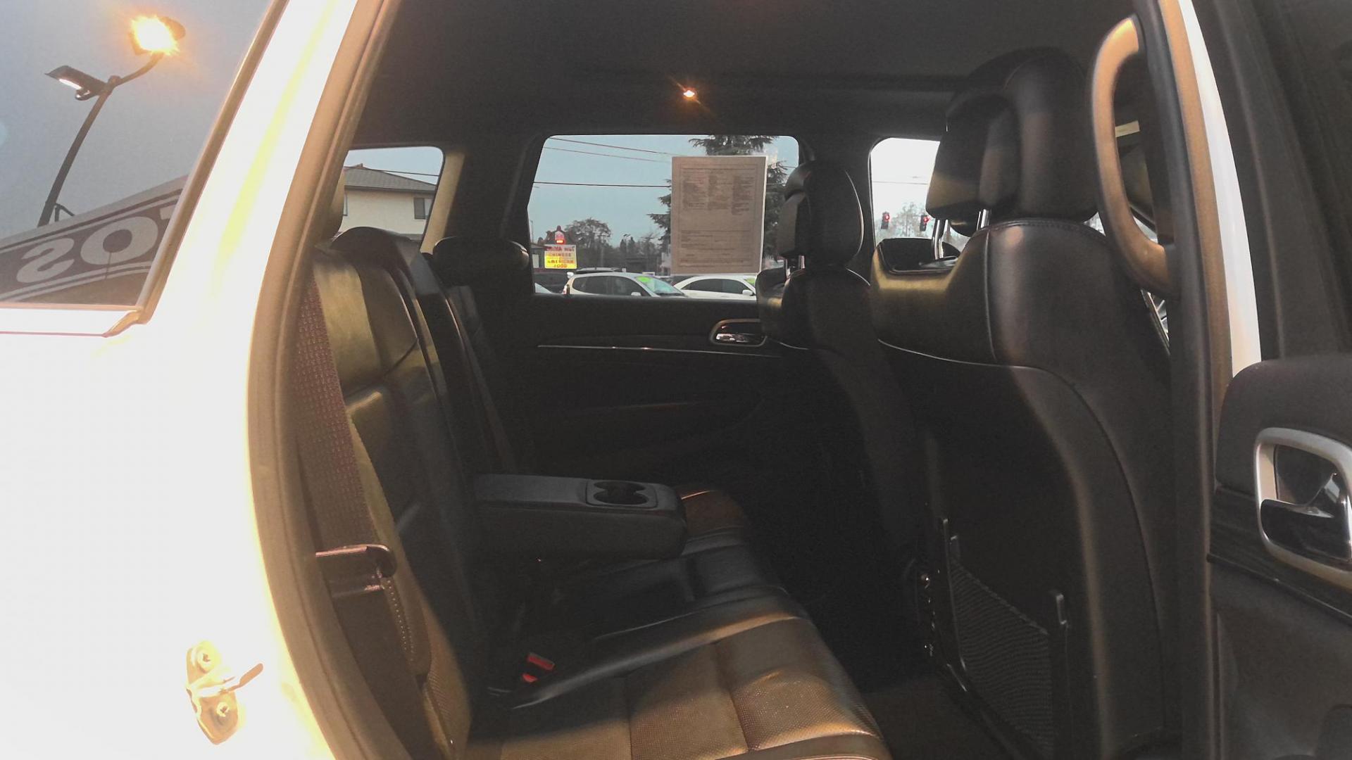 2019 WHITE Jeep Grand Cherokee Limited 4WD (1C4RJFBGXKC) with an 3.6L V6 DOHC 24V engine, 8A transmission, located at 502 S. Riverside Avenue, Medford, OR, 97501, (541) 773-3136, 42.322803, -122.867477 - Photo#7