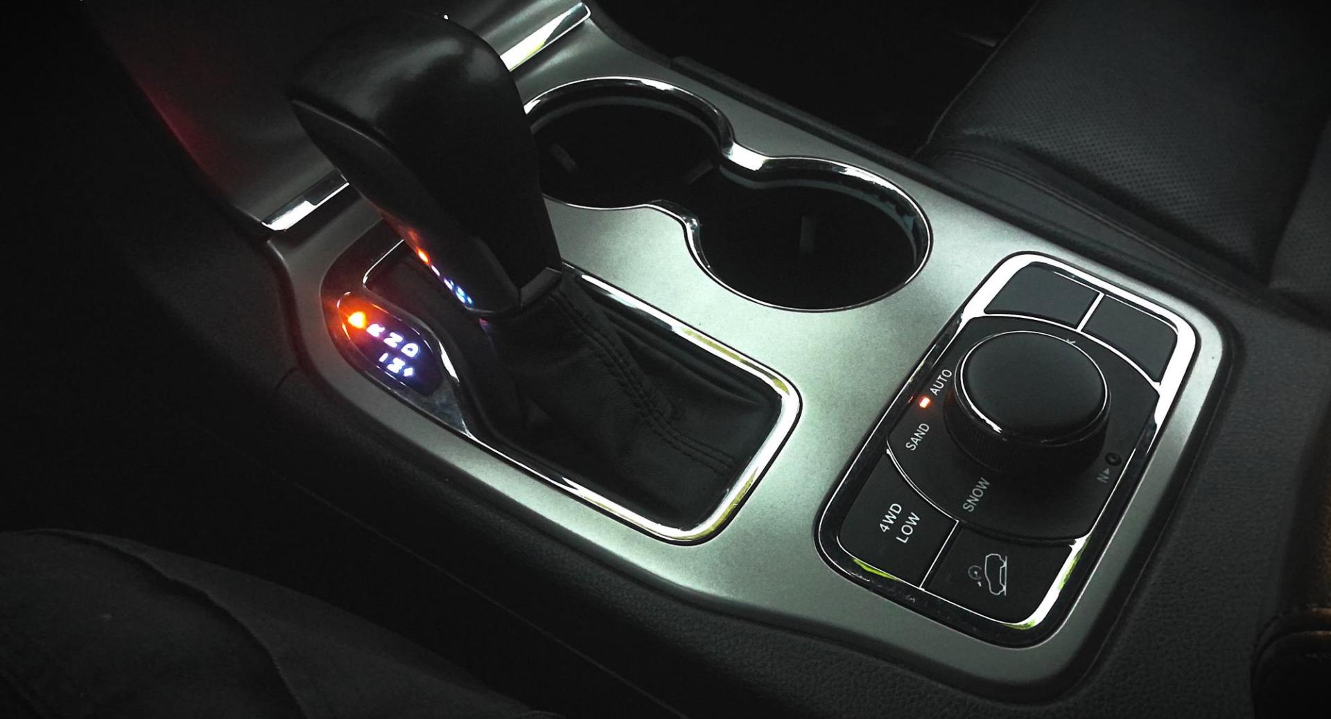 2019 WHITE Jeep Grand Cherokee Limited 4WD (1C4RJFBGXKC) with an 3.6L V6 DOHC 24V engine, 8A transmission, located at 502 S. Riverside Avenue, Medford, OR, 97501, (541) 773-3136, 42.322803, -122.867477 - Photo#13