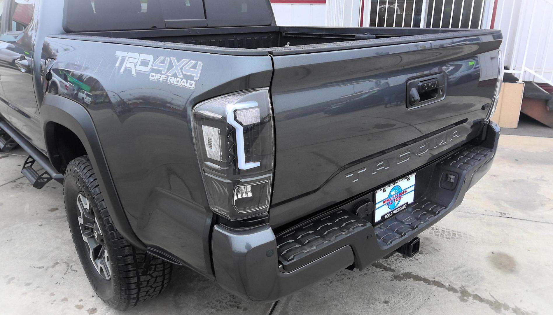 2020 GRAY Toyota Tacoma SR5 Double Cab Long Bed V6 6AT 4WD (3TMCZ5AN1LM) with an 3.5L V6 DOHC 24V engine, 6A transmission, located at 502 S. Riverside Avenue, Medford, OR, 97501, (541) 773-3136, 42.322803, -122.867477 - Photo#3