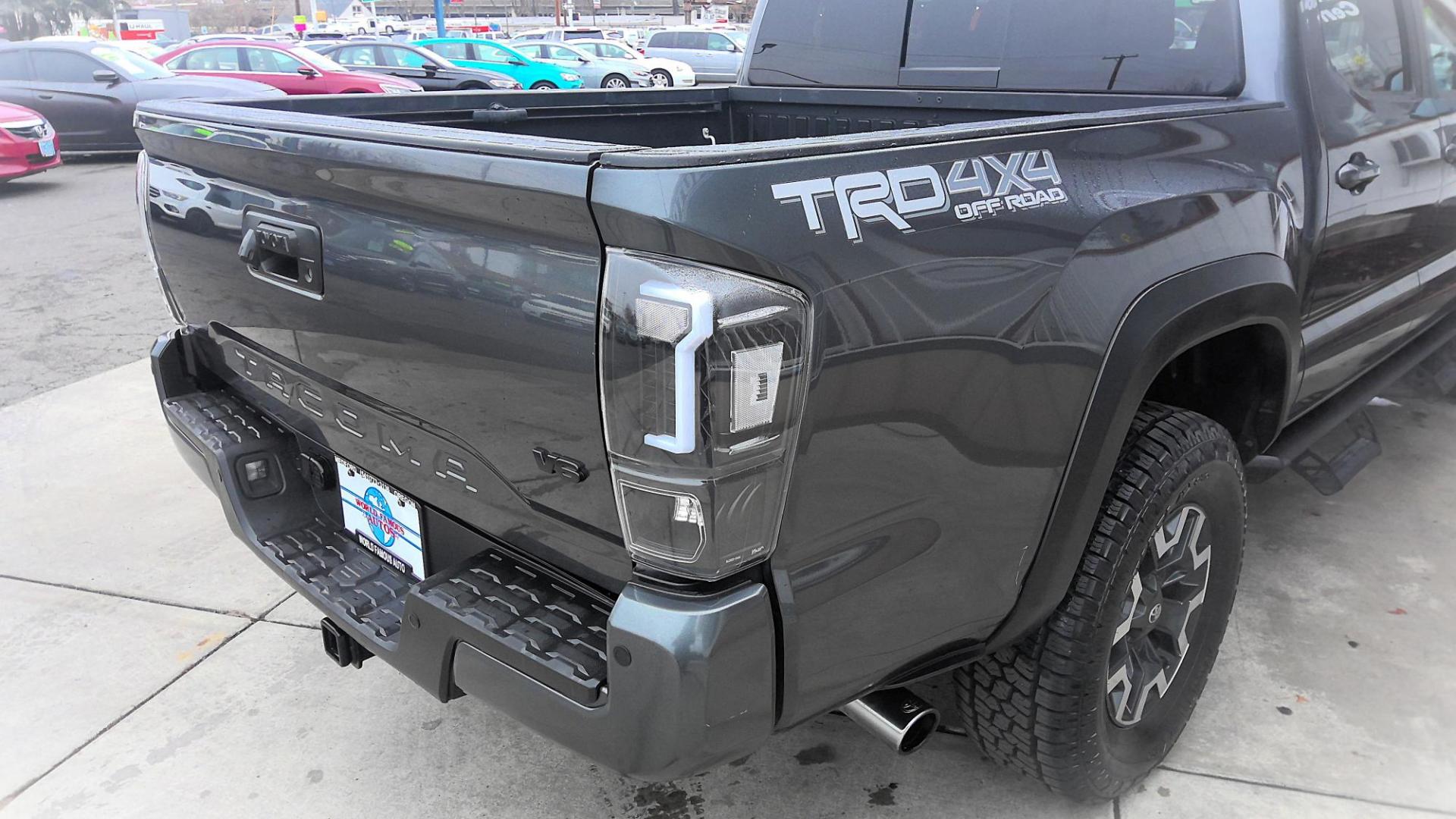 2020 GRAY Toyota Tacoma SR5 Double Cab Long Bed V6 6AT 4WD (3TMCZ5AN1LM) with an 3.5L V6 DOHC 24V engine, 6A transmission, located at 502 S. Riverside Avenue, Medford, OR, 97501, (541) 773-3136, 42.322803, -122.867477 - Photo#4