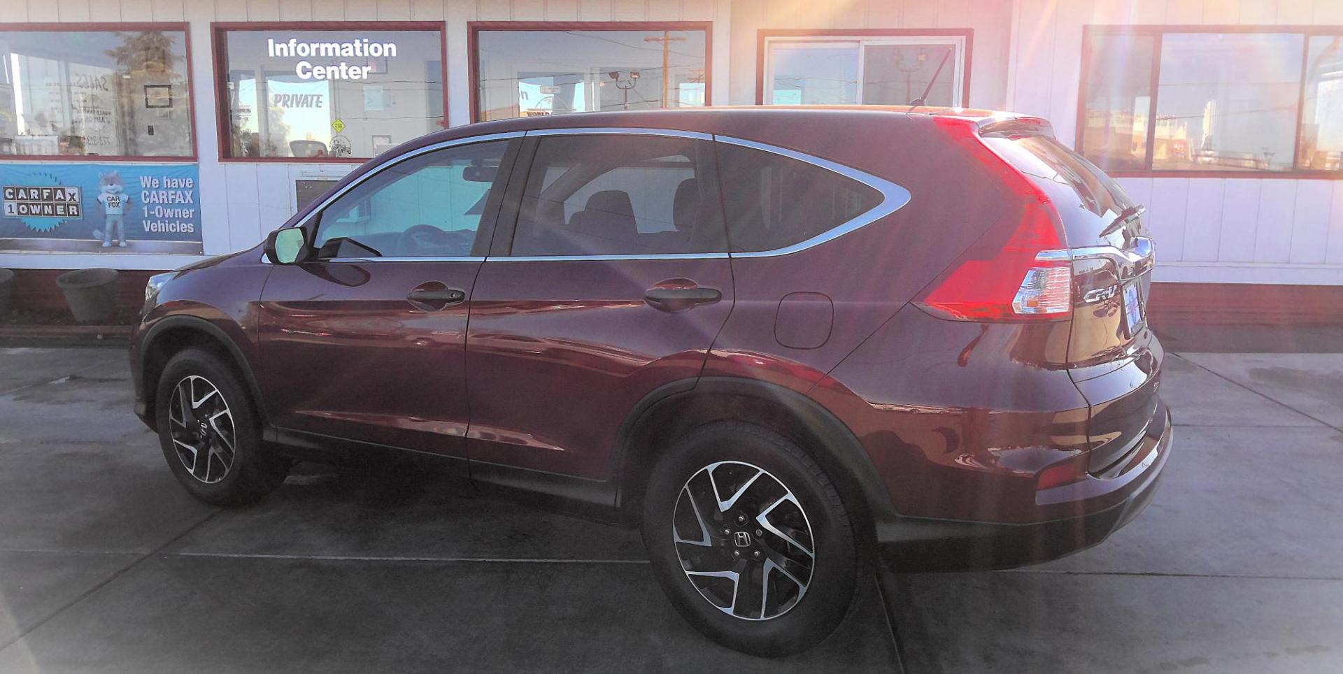 2016 RED Honda CR-V SE 4WD (2HKRM4H46GH) with an 2.4L L4 DOHC 16V engine, CVT transmission, located at 502 S. Riverside Avenue, Medford, OR, 97501, (541) 773-3136, 42.322803, -122.867477 - Photo#2