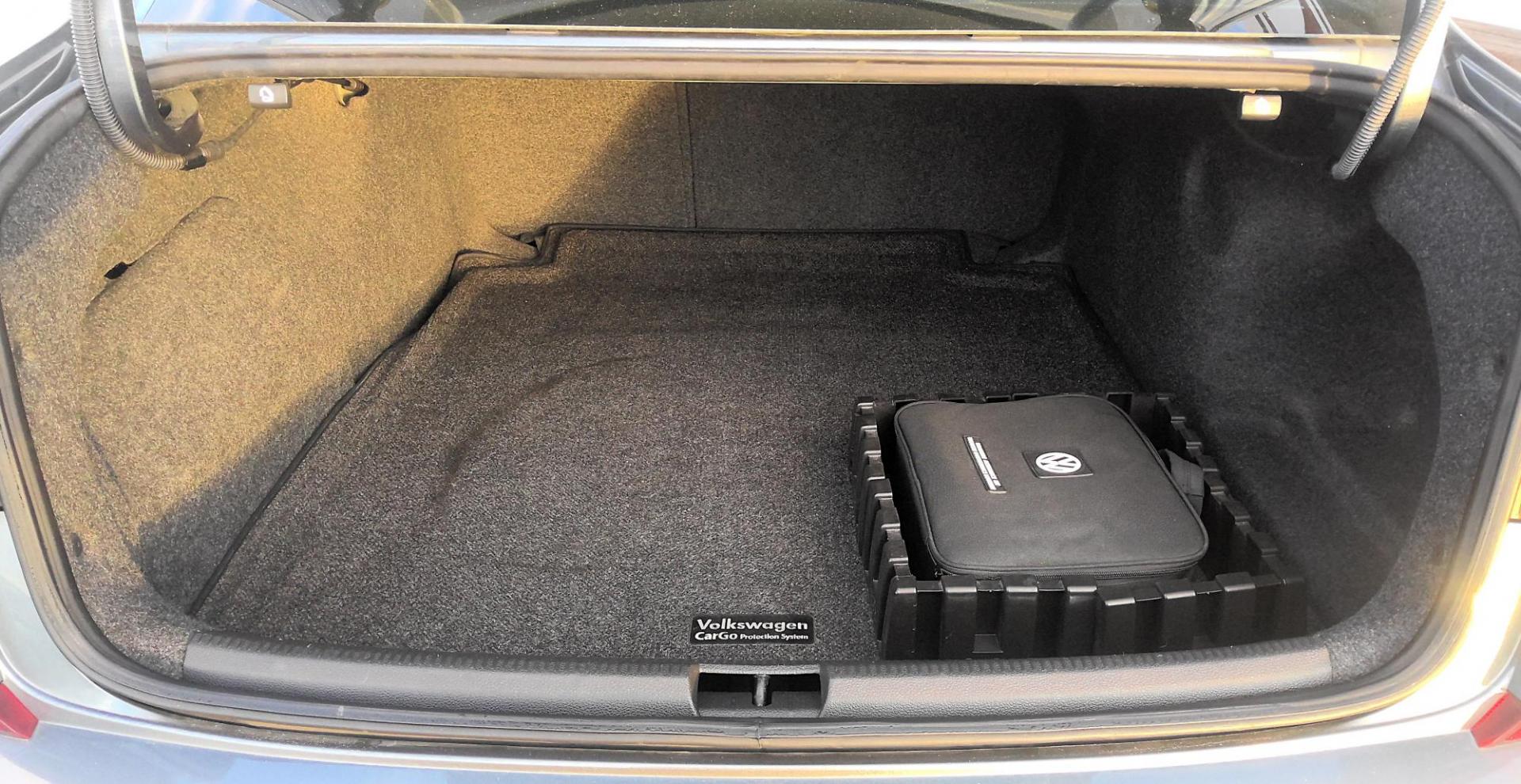 2018 GRAY Volkswagen Passat V6 GT (1VWJM7A31JC) with an 3.6L V6 DOHC 24V engine, 6A transmission, located at 502 S. Riverside Avenue, Medford, OR, 97501, (541) 773-3136, 42.322803, -122.867477 - Photo#5