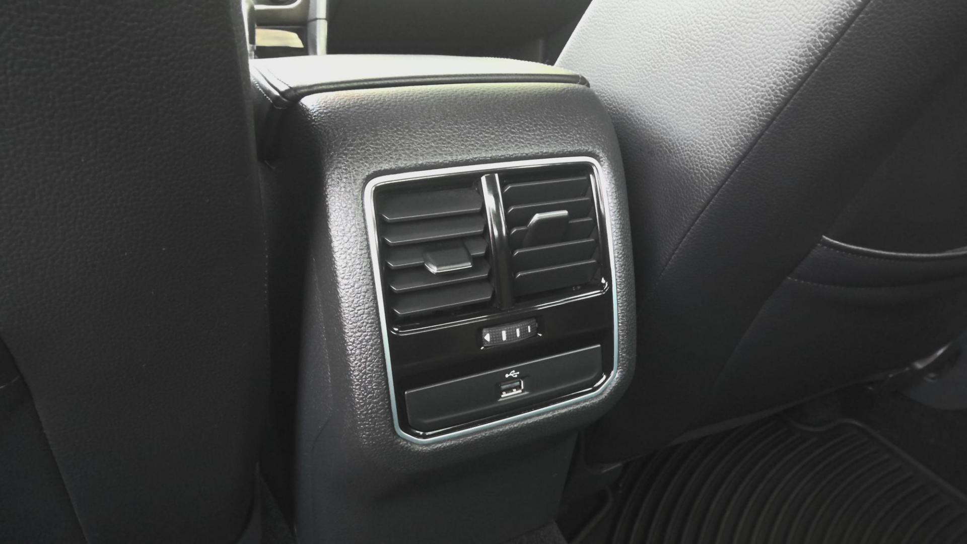 2018 GRAY Volkswagen Passat V6 GT (1VWJM7A31JC) with an 3.6L V6 DOHC 24V engine, 6A transmission, located at 502 S. Riverside Avenue, Medford, OR, 97501, (541) 773-3136, 42.322803, -122.867477 - Photo#7