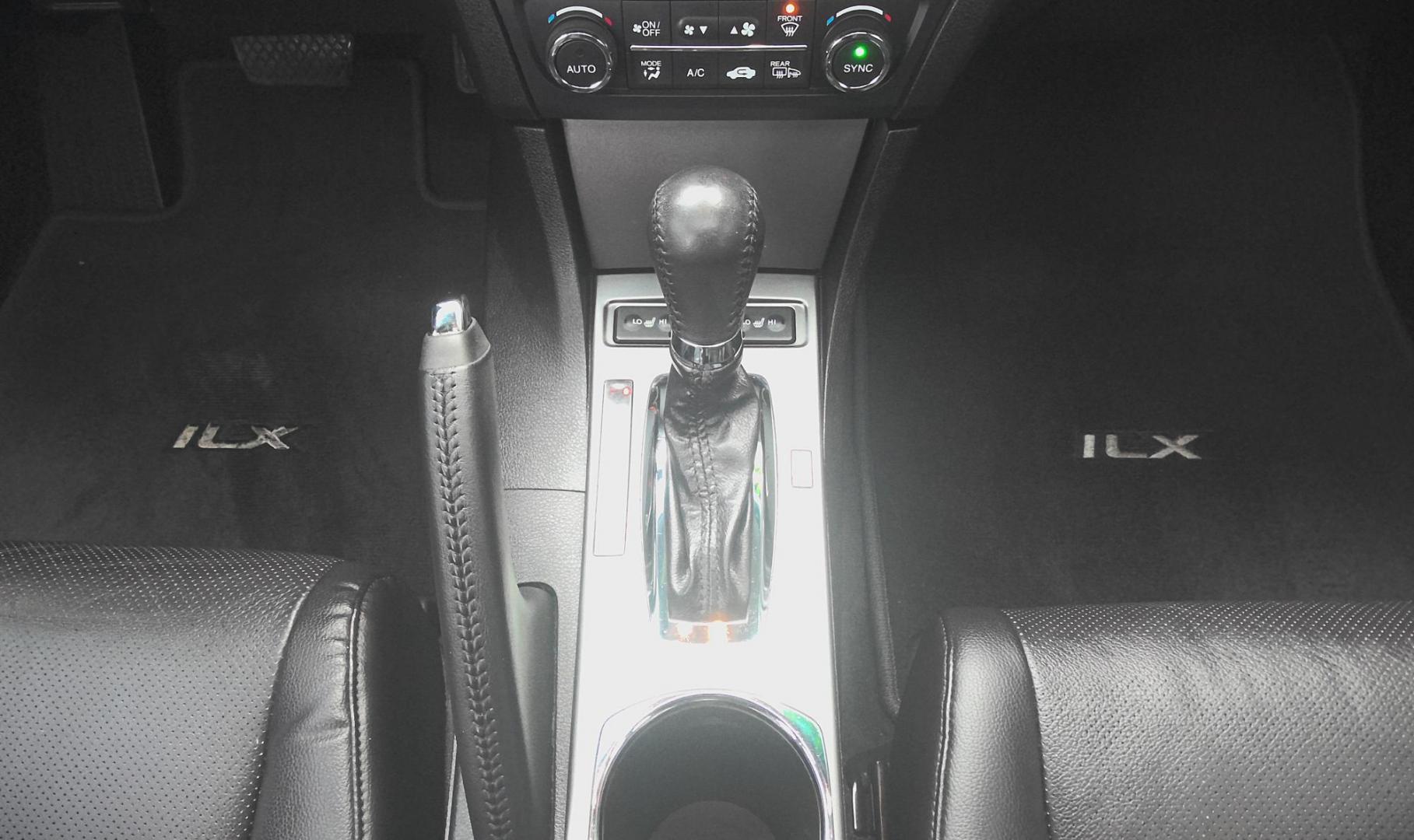 2013 BLACK Acura ILX 5-Spd AT w/ Premium Package (19VDE1F52DE) with an 2.0L L4 16V DOHC engine, 5-Speed Automatic transmission, located at 502 S. Riverside Avenue, Medford, OR, 97501, (541) 773-3136, 42.322803, -122.867477 - Photo#10