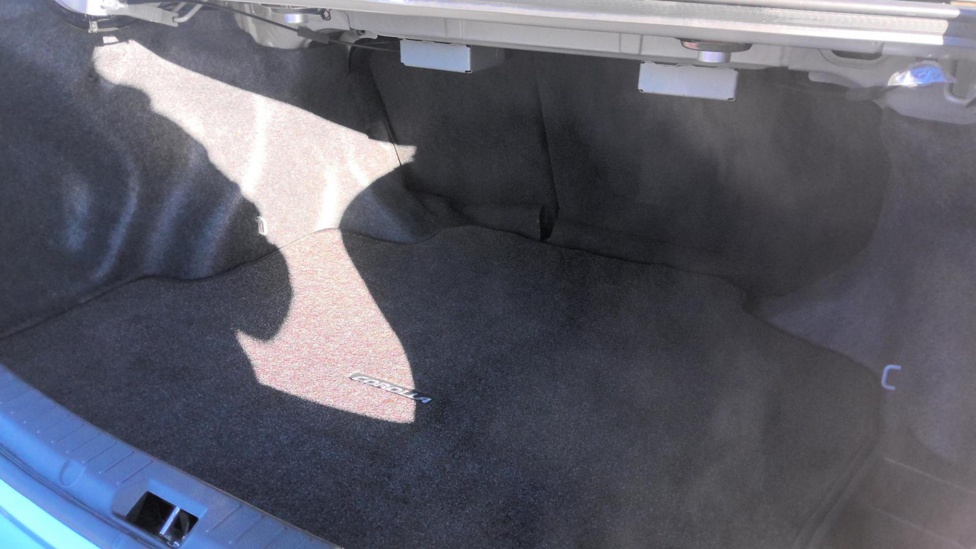 2010 SILVER Toyota Corolla Base 4-Speed AT (1NXBU4EE8AZ) with an 1.8L L4 DOHC 16V engine, 4-Speed Automatic Overdrive transmission, located at 502 S. Riverside Avenue, Medford, OR, 97501, (541) 773-3136, 42.322803, -122.867477 - Photo#5