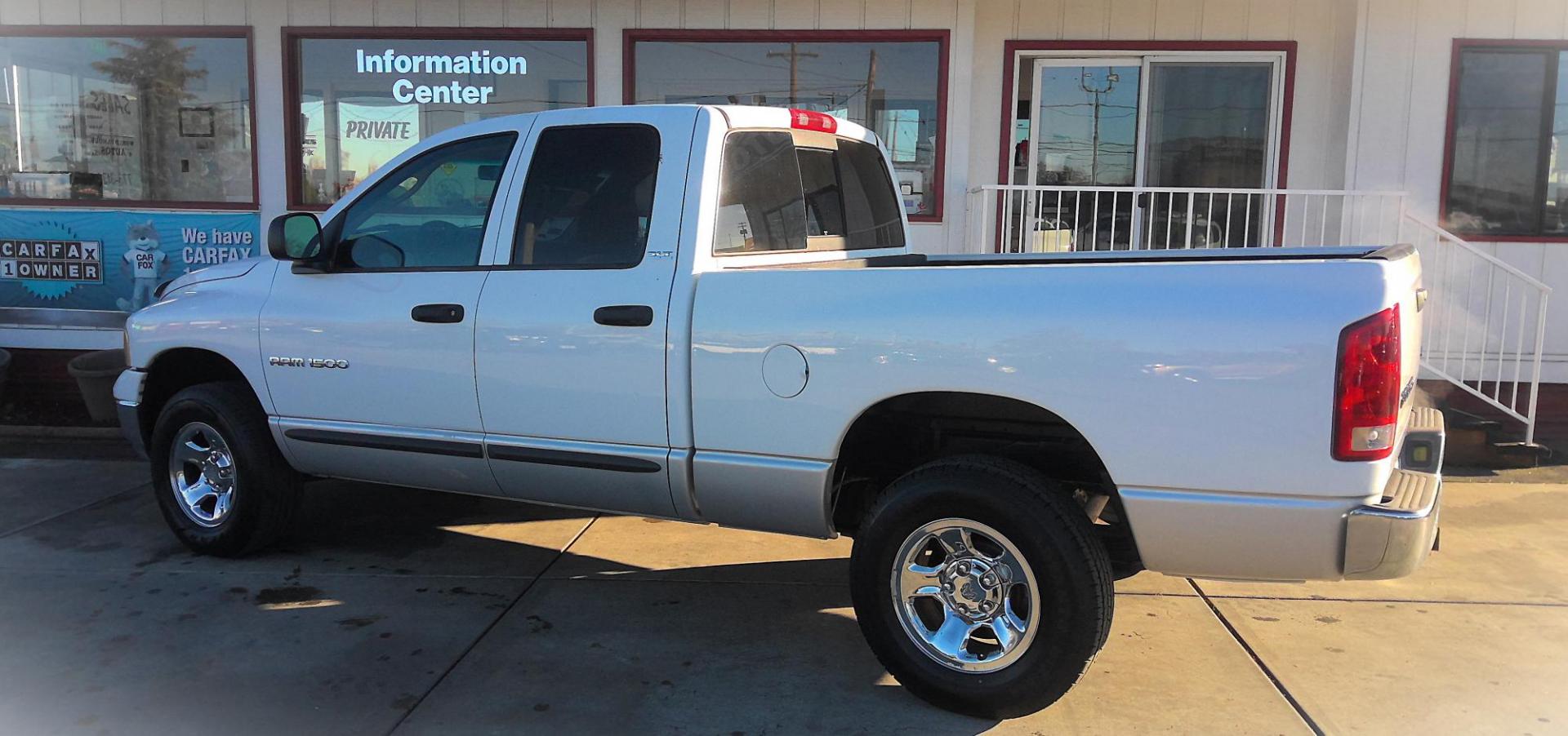 2002 WHITE Dodge Ram 1500 SLT Plus Quad Cab Long Bed 4WD (1D7HU18N62S) with an 4.7L V8 SOHC 16V engine, located at 502 S. Riverside Avenue, Medford, OR, 97501, (541) 773-3136, 42.322803, -122.867477 - Photo#2