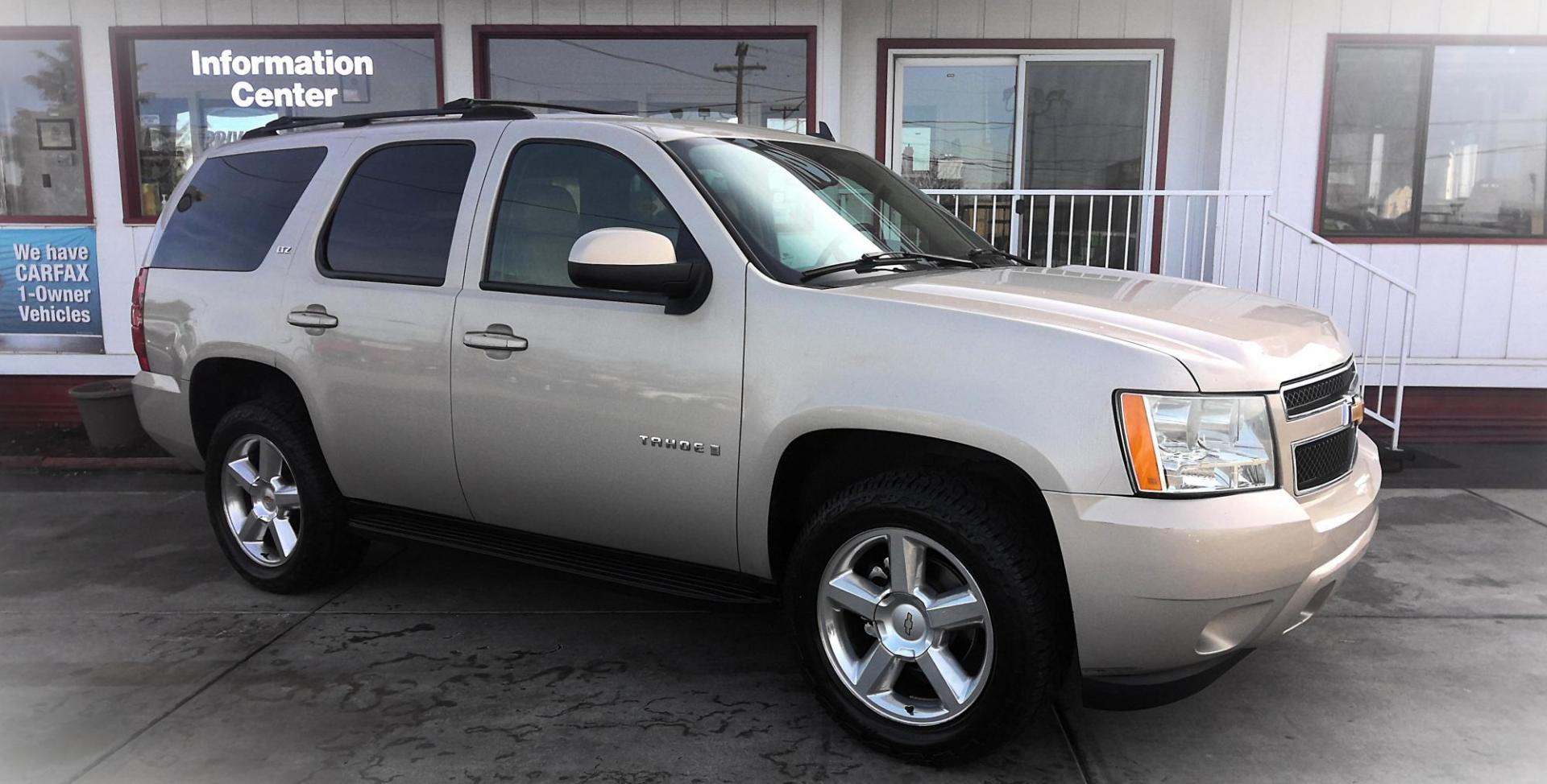 2007 GOLD Chevrolet Tahoe LS 4WD (1GNFK13007J) with an 5.3L V8 OHV 16V FFV engine, 4-Speed Automatic Overdrive transmission, located at 502 S. Riverside Avenue, Medford, OR, 97501, (541) 773-3136, 42.322803, -122.867477 - Photo#1
