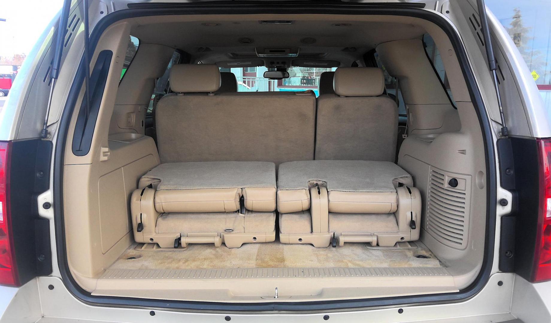 2007 GOLD Chevrolet Tahoe LS 4WD (1GNFK13007J) with an 5.3L V8 OHV 16V FFV engine, 4-Speed Automatic Overdrive transmission, located at 502 S. Riverside Avenue, Medford, OR, 97501, (541) 773-3136, 42.322803, -122.867477 - Photo#4