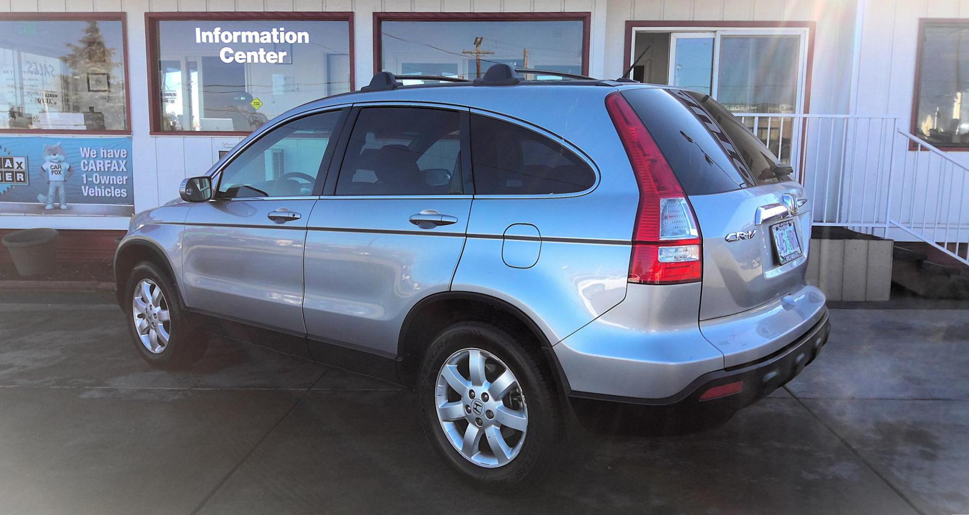 2007 SILVER Honda CR-V EX-L 4WD AT (JHLRE48717C) with an 2.4L L4 DOHC 16V engine, 5-Speed Automatic Overdrive transmission, located at 502 S. Riverside Avenue, Medford, OR, 97501, (541) 773-3136, 42.322803, -122.867477 - Photo#2