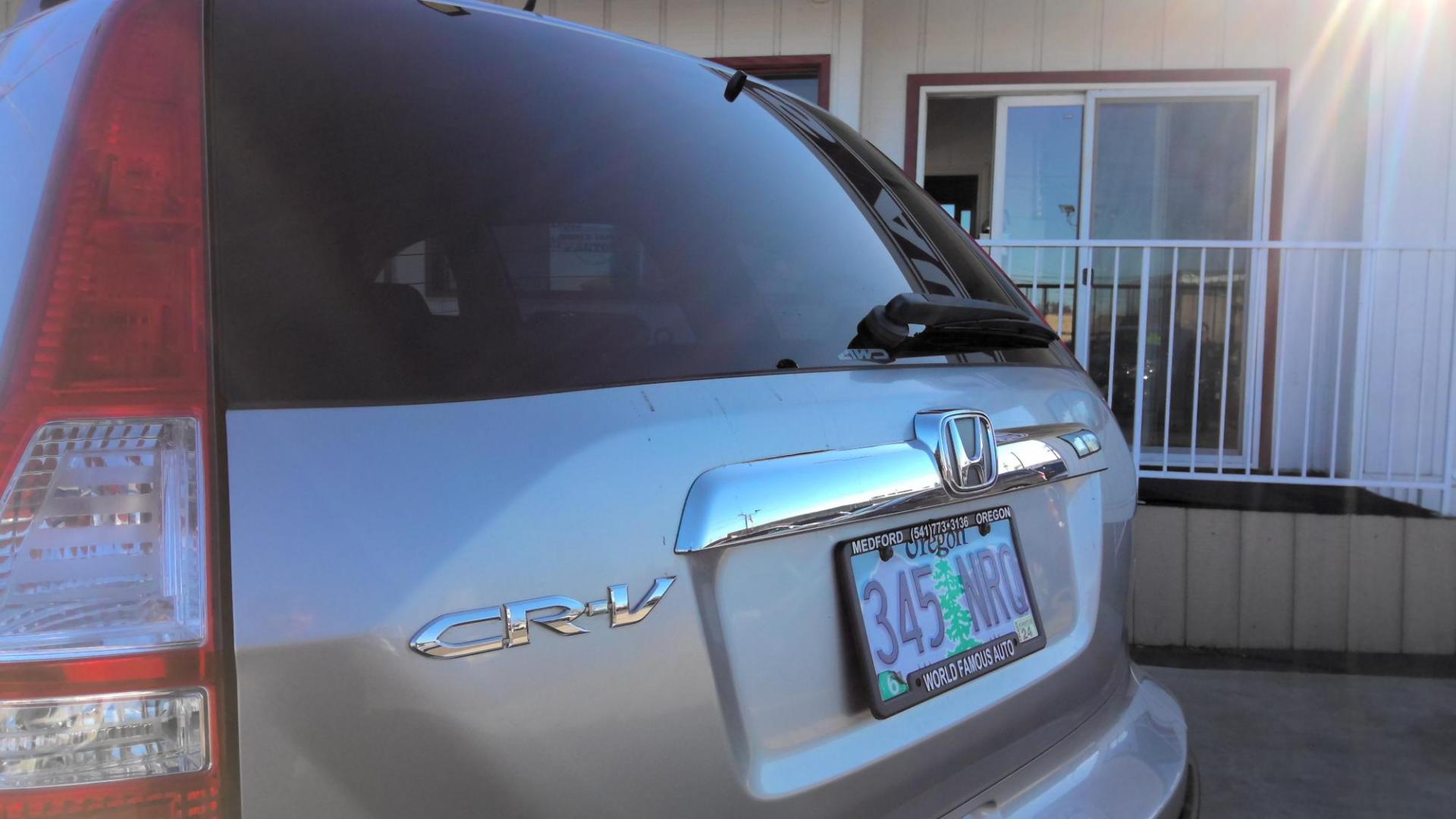 2007 SILVER Honda CR-V EX-L 4WD AT (JHLRE48717C) with an 2.4L L4 DOHC 16V engine, 5-Speed Automatic Overdrive transmission, located at 502 S. Riverside Avenue, Medford, OR, 97501, (541) 773-3136, 42.322803, -122.867477 - Photo#3