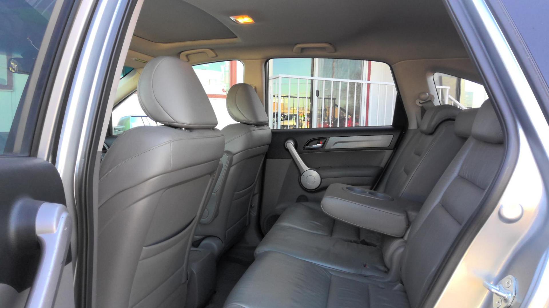 2007 SILVER Honda CR-V EX-L 4WD AT (JHLRE48717C) with an 2.4L L4 DOHC 16V engine, 5-Speed Automatic Overdrive transmission, located at 502 S. Riverside Avenue, Medford, OR, 97501, (541) 773-3136, 42.322803, -122.867477 - Photo#6