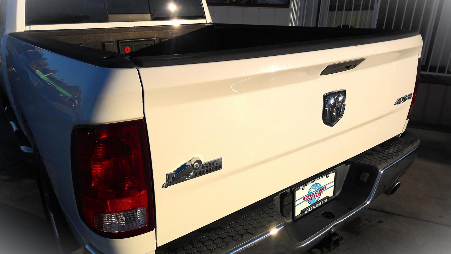 2015 WHITE RAM 1500 SLT Quad Cab 4WD (1C6RR7GT6FS) with an 5.7L V8 OHV 16V engine, 6-Speed Automatic transmission, located at 502 S. Riverside Avenue, Medford, OR, 97501, (541) 773-3136, 42.322803, -122.867477 - Photo#3