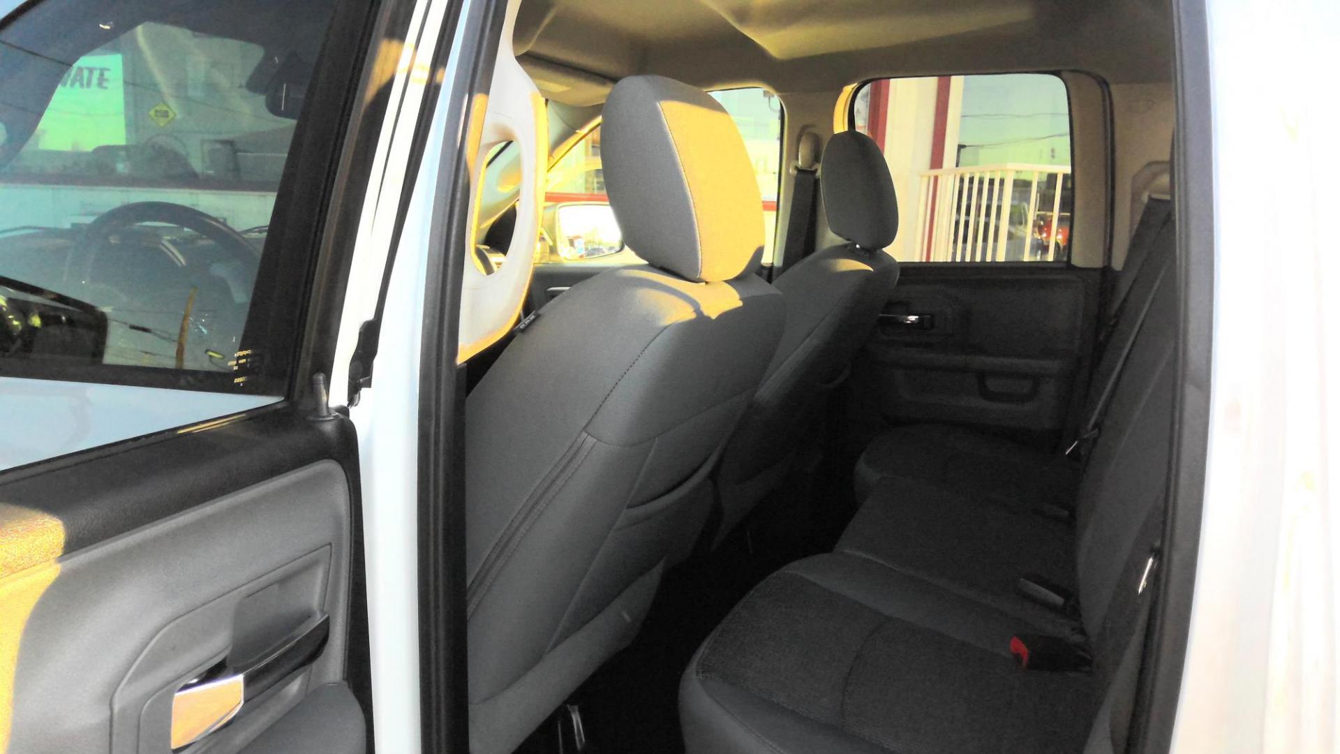 2015 WHITE RAM 1500 SLT Quad Cab 4WD (1C6RR7GT6FS) with an 5.7L V8 OHV 16V engine, 6-Speed Automatic transmission, located at 502 S. Riverside Avenue, Medford, OR, 97501, (541) 773-3136, 42.322803, -122.867477 - Photo#4