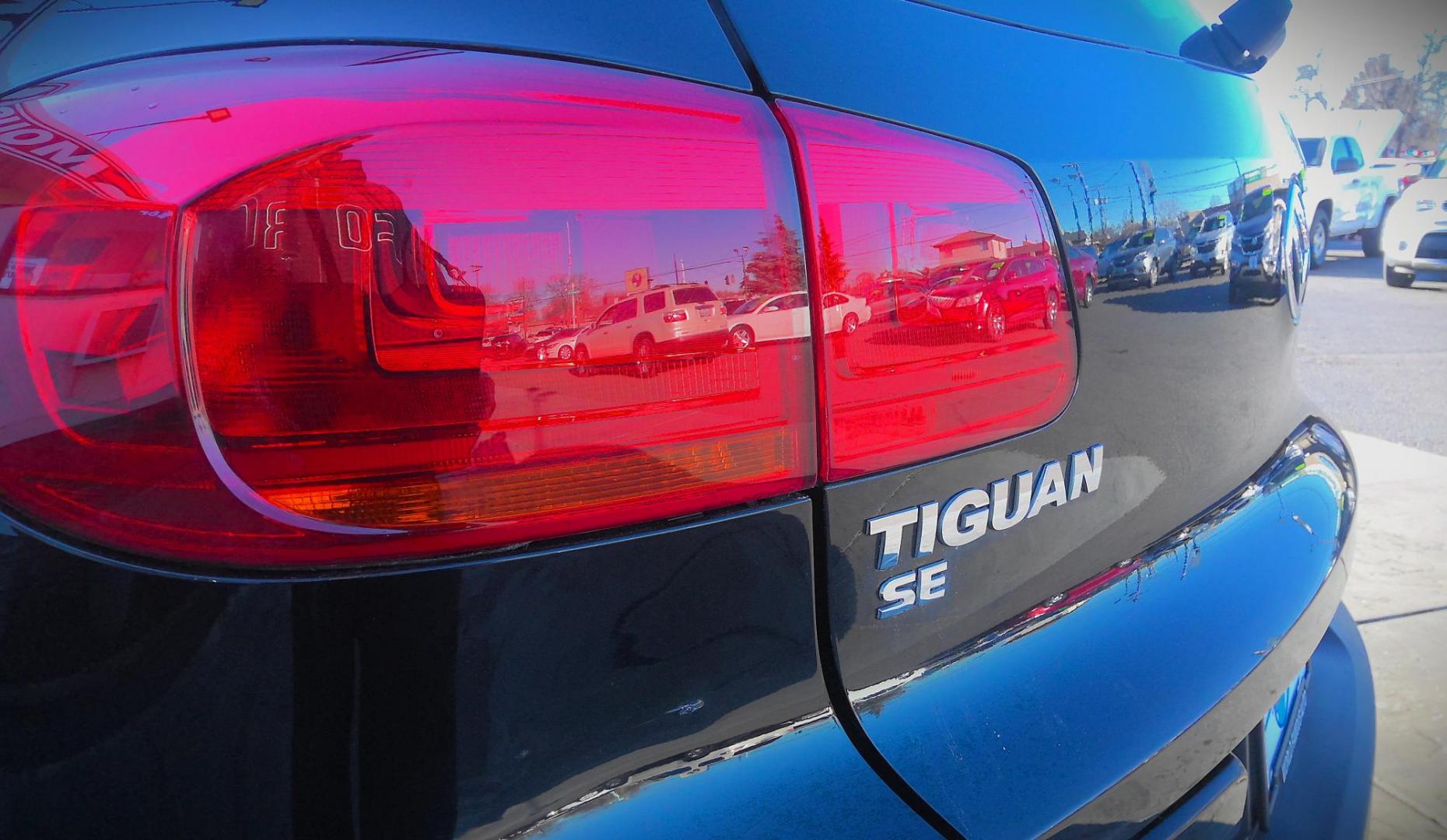 2016 BLACK Volkswagen Tiguan SE 4Motion (WVGBV7AX8GW) with an 2.0L L4 DOHC 16V TURBO engine, 6A transmission, located at 502 S. Riverside Avenue, Medford, OR, 97501, (541) 773-3136, 42.322803, -122.867477 - Photo#4