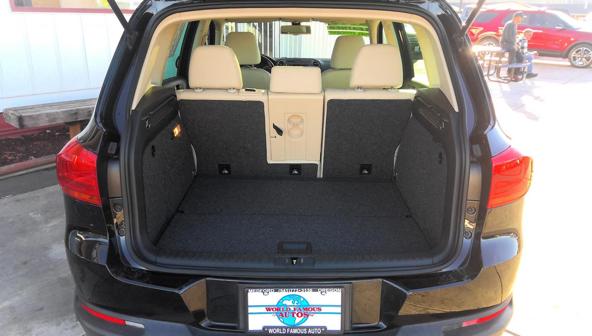 2016 BLACK Volkswagen Tiguan SE 4Motion (WVGBV7AX8GW) with an 2.0L L4 DOHC 16V TURBO engine, 6A transmission, located at 502 S. Riverside Avenue, Medford, OR, 97501, (541) 773-3136, 42.322803, -122.867477 - Photo#5