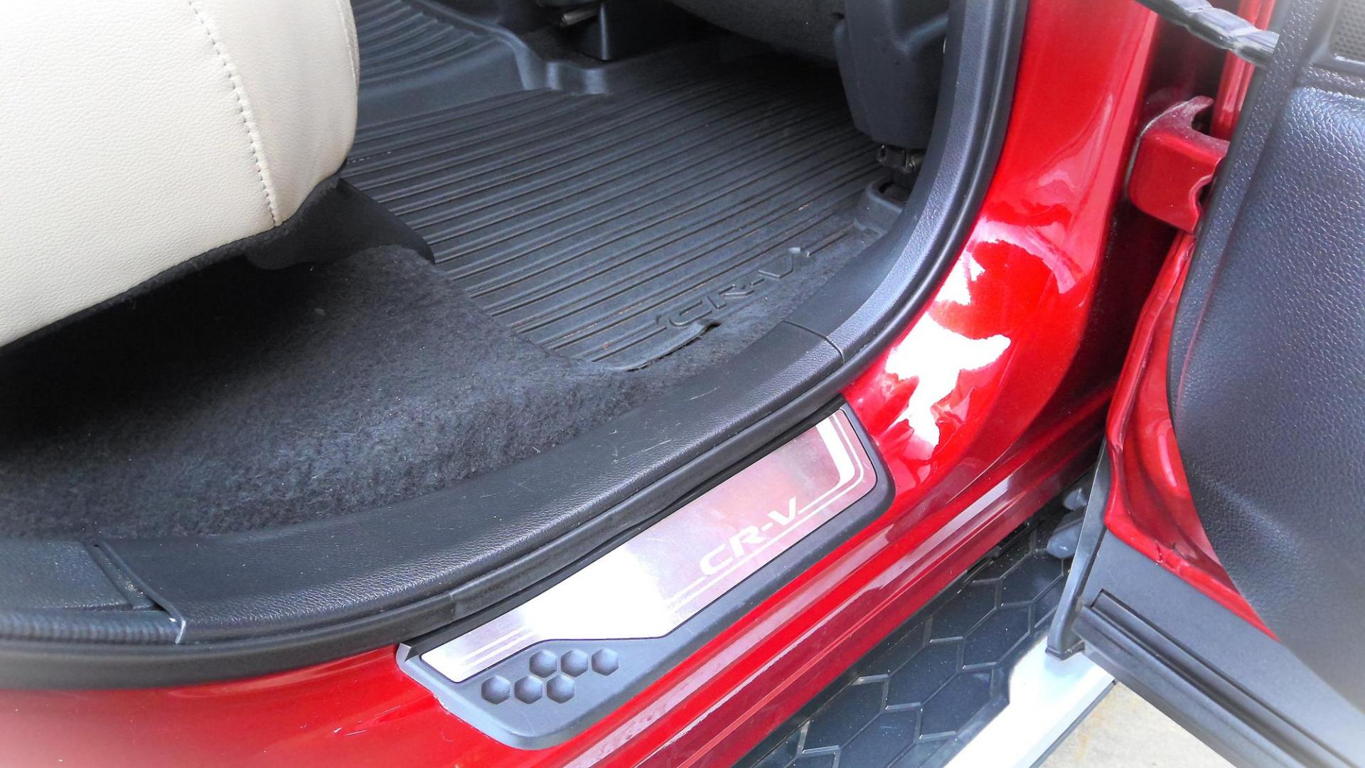 2019 RED Honda CR-V Touring AWD (5J6RW2H93KL) with an 1.5L L4 16V DOHC TURBO engine, CVT transmission, located at 502 S. Riverside Avenue, Medford, OR, 97501, (541) 773-3136, 42.322803, -122.867477 - Photo#9