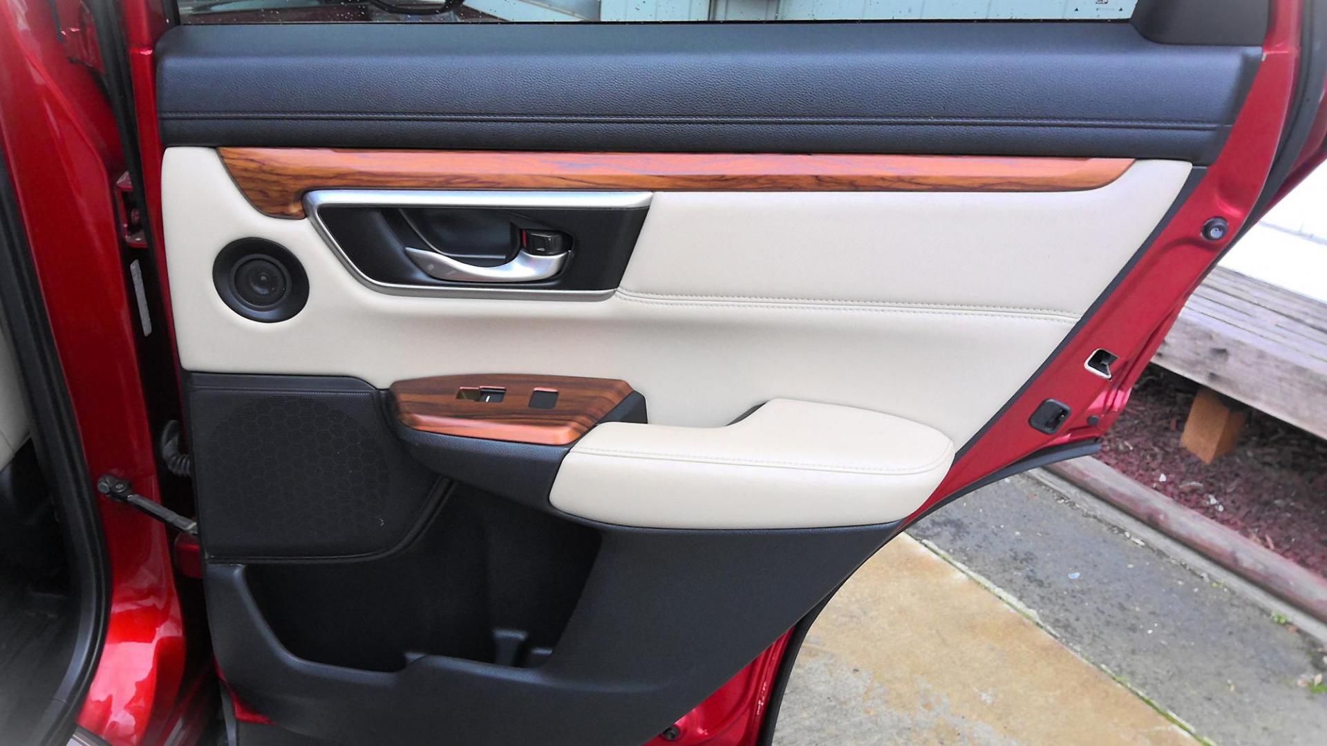 2019 RED Honda CR-V Touring AWD (5J6RW2H93KL) with an 1.5L L4 16V DOHC TURBO engine, CVT transmission, located at 502 S. Riverside Avenue, Medford, OR, 97501, (541) 773-3136, 42.322803, -122.867477 - Photo#10