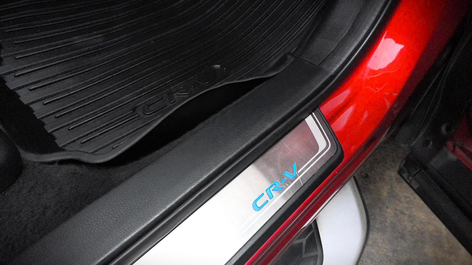 2019 RED Honda CR-V Touring AWD (5J6RW2H93KL) with an 1.5L L4 16V DOHC TURBO engine, CVT transmission, located at 502 S. Riverside Avenue, Medford, OR, 97501, (541) 773-3136, 42.322803, -122.867477 - Photo#15