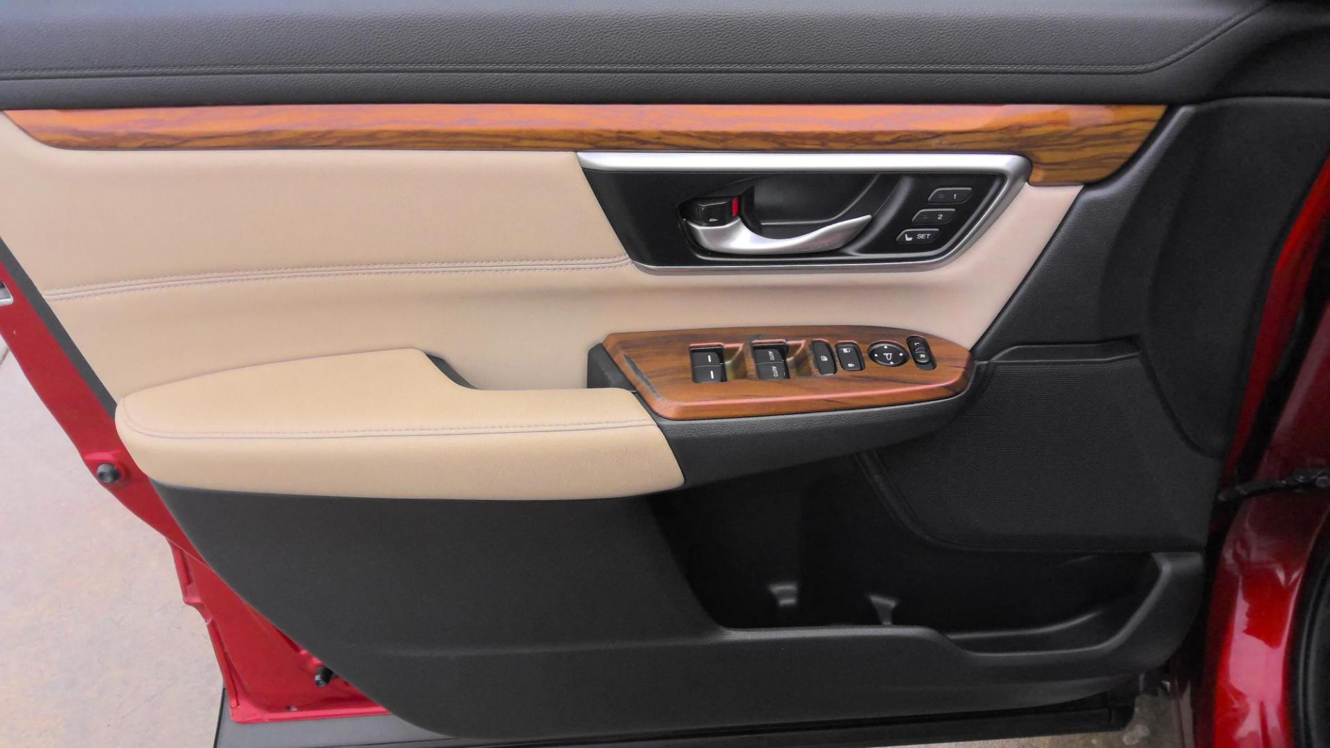 2019 RED Honda CR-V Touring AWD (5J6RW2H93KL) with an 1.5L L4 16V DOHC TURBO engine, CVT transmission, located at 502 S. Riverside Avenue, Medford, OR, 97501, (541) 773-3136, 42.322803, -122.867477 - Photo#17