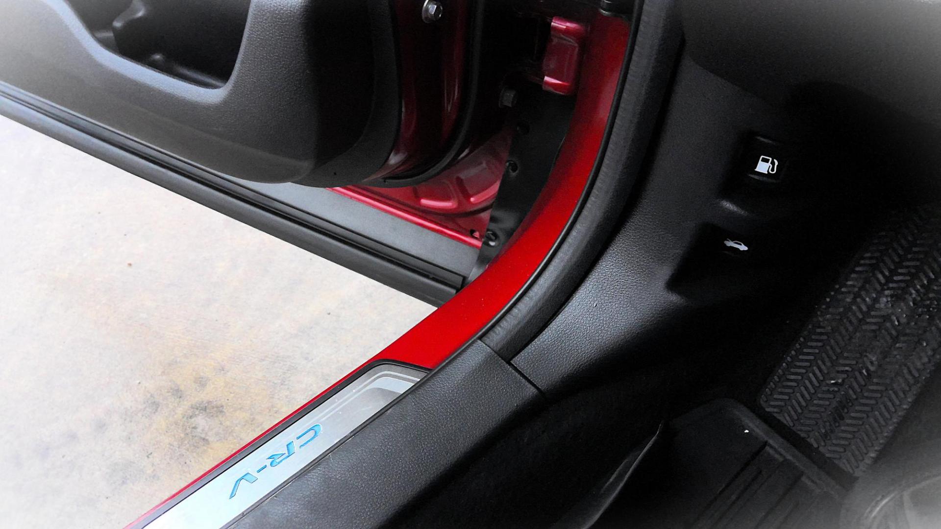 2019 RED Honda CR-V Touring AWD (5J6RW2H93KL) with an 1.5L L4 16V DOHC TURBO engine, CVT transmission, located at 502 S. Riverside Avenue, Medford, OR, 97501, (541) 773-3136, 42.322803, -122.867477 - Photo#20