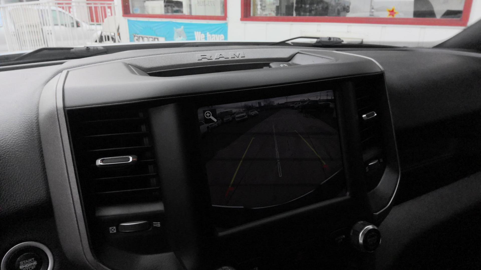 2021 WHITE RAM 2500 Tradesman Crew Cab SWB 4WD (3C6UR5CJ6MG) with an 6.4L V8 engine, 6A transmission, located at 502 S. Riverside Avenue, Medford, OR, 97501, (541) 773-3136, 42.322803, -122.867477 - Photo#9