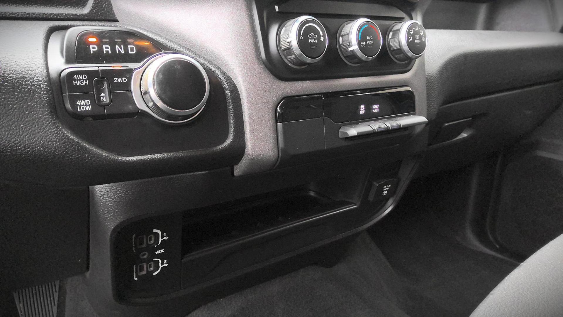 2021 WHITE RAM 2500 Tradesman Crew Cab SWB 4WD (3C6UR5CJ6MG) with an 6.4L V8 engine, 6A transmission, located at 502 S. Riverside Avenue, Medford, OR, 97501, (541) 773-3136, 42.322803, -122.867477 - Photo#10