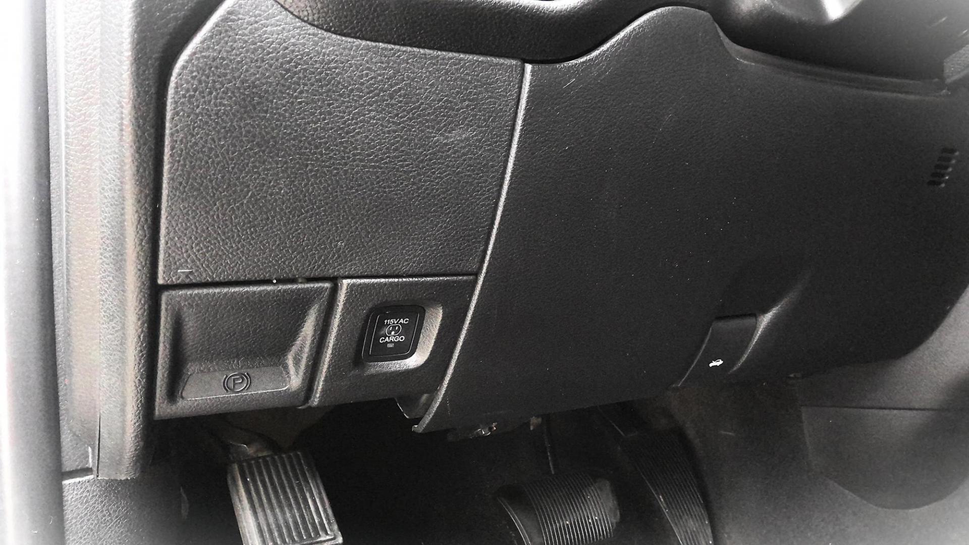 2021 WHITE RAM 2500 Tradesman Crew Cab SWB 4WD (3C6UR5CJ6MG) with an 6.4L V8 engine, 6A transmission, located at 502 S. Riverside Avenue, Medford, OR, 97501, (541) 773-3136, 42.322803, -122.867477 - Photo#11