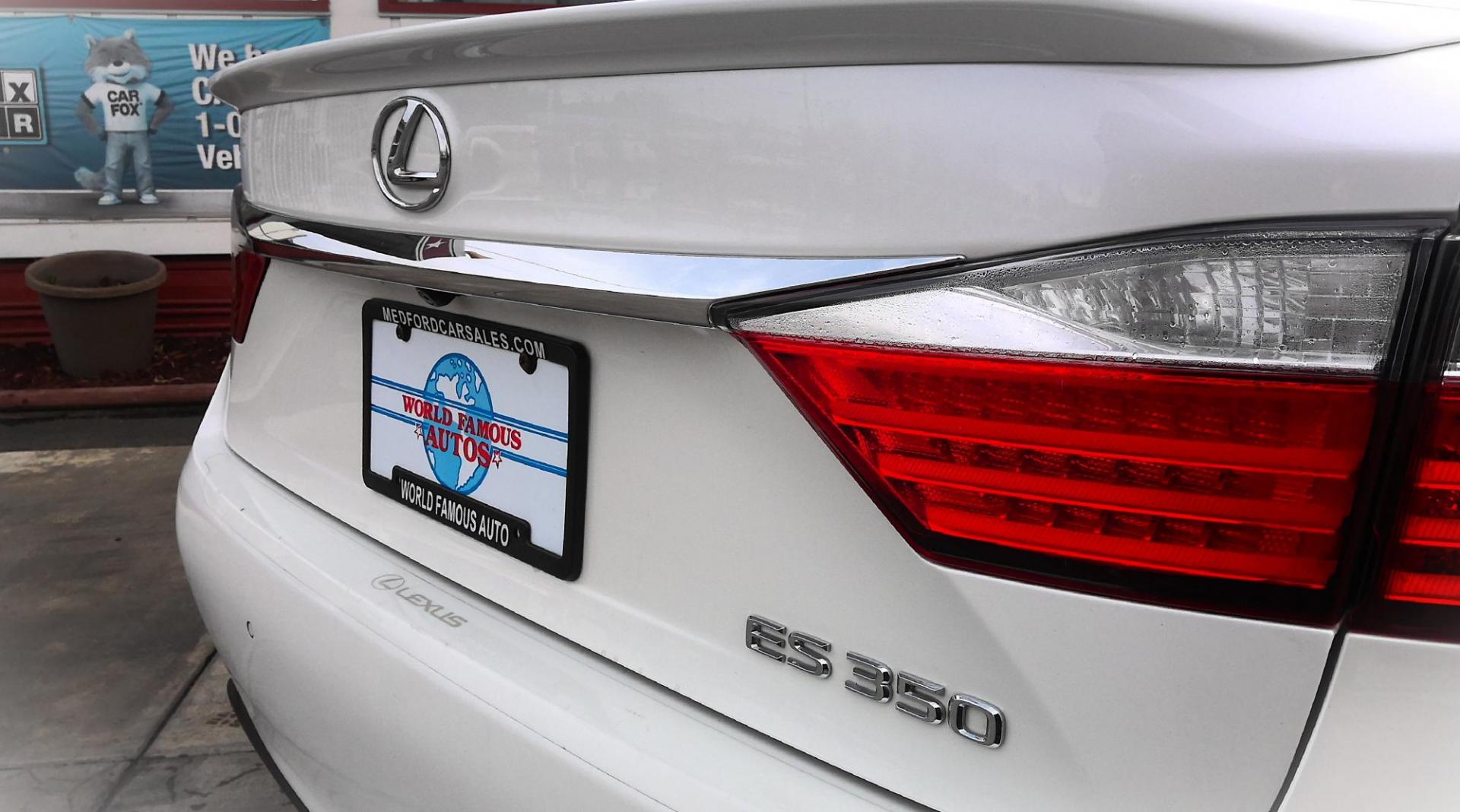 2015 WHITE Lexus ES 350 Sedan (JTHBK1GGXF2) with an 3.5L V6 DOHC 24V engine, 6-Speed Automatic transmission, located at 502 S. Riverside Avenue, Medford, OR, 97501, (541) 773-3136, 42.322803, -122.867477 - Photo#3