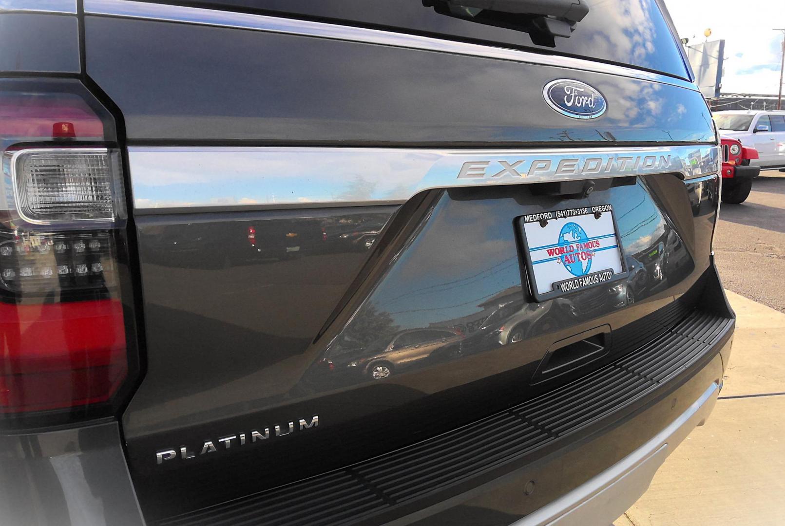 2018 GRAY Ford Expedition Platinum 4WD (1FMJU1MT9JE) with an 3.5L V6 DOHC 24V FFV engine, 6A transmission, located at 502 S. Riverside Avenue, Medford, OR, 97501, (541) 773-3136, 42.322803, -122.867477 - Photo#3