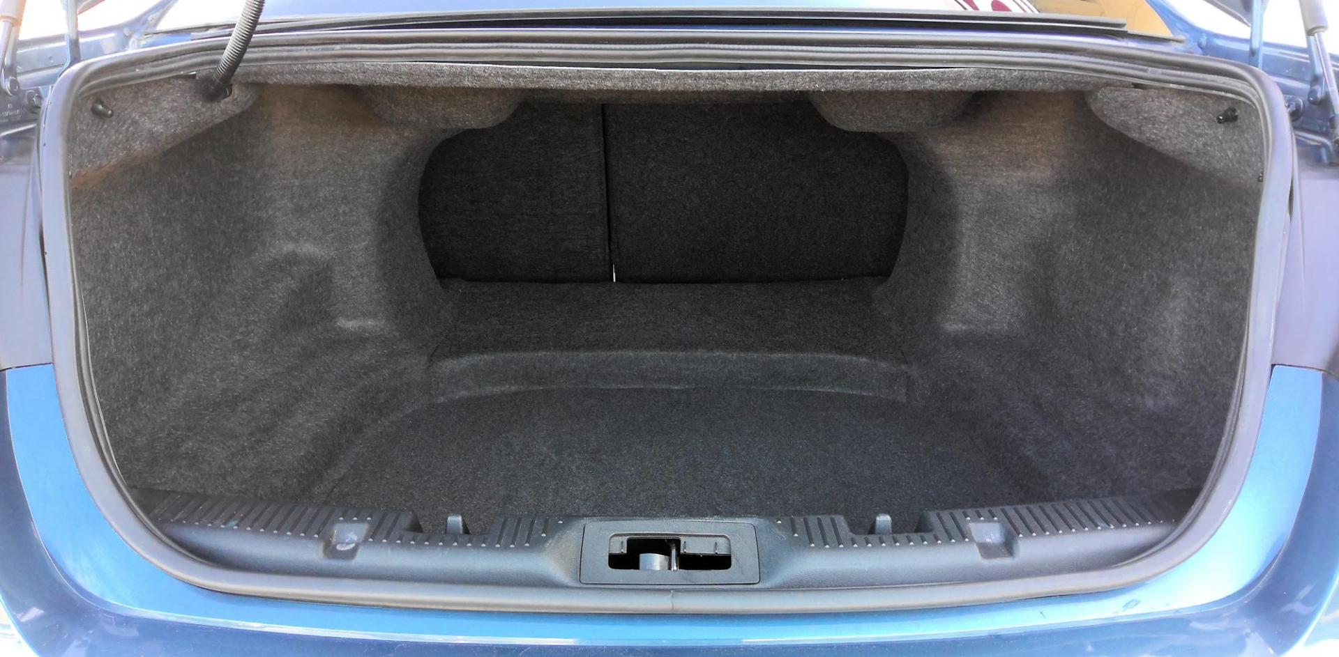 2019 BLUE Ford Taurus SEL FWD (1FAHP2E88KG) with an 3.5L V6 DOHC 24V engine, 6A transmission, located at 502 S. Riverside Avenue, Medford, OR, 97501, (541) 773-3136, 42.322803, -122.867477 - Photo#5