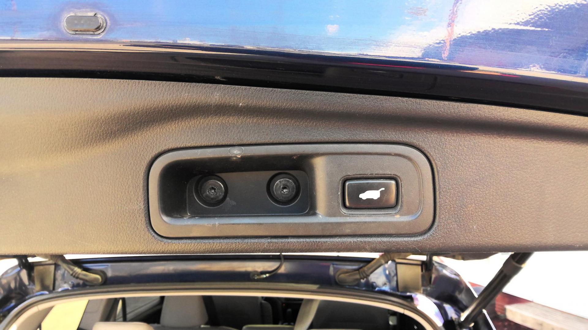 2016 BLUE Honda Pilot EXL 4WD (5FNYF6H58GB) with an 3.5L V6 SOHC 24V engine, 6-Speed Automatic transmission, located at 502 S. Riverside Avenue, Medford, OR, 97501, (541) 773-3136, 42.322803, -122.867477 - Photo#8